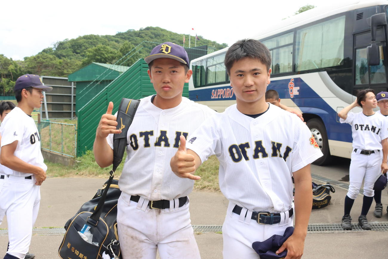 約束のポーズを決める札幌大谷の滝口（左）と渡辺（撮影・保坂果那）