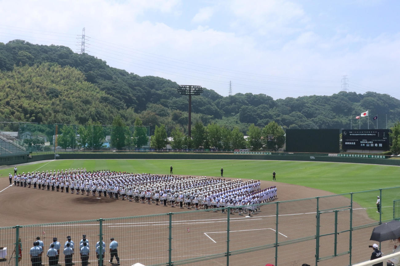 全登録選手が出席した、和歌山大会開会式（撮影・中島麗）