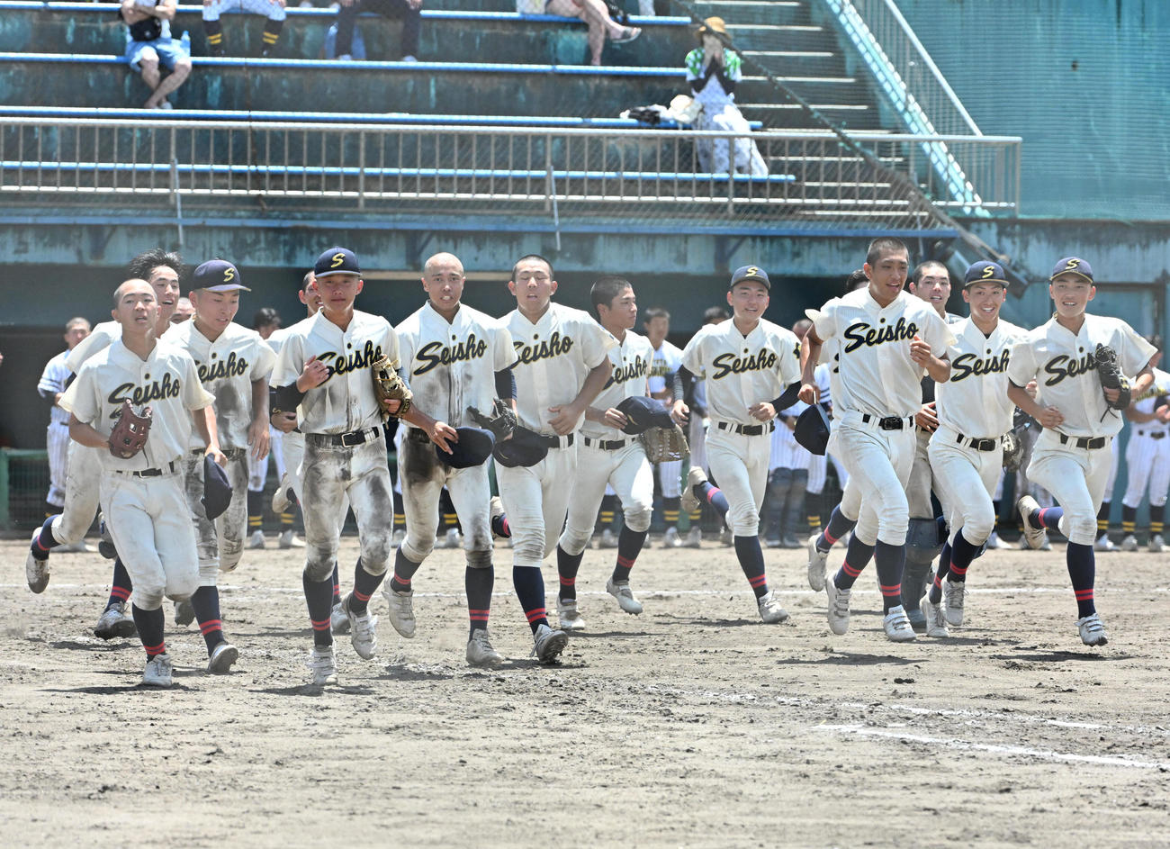 京都成章対京都工学院　京都工学院に勝利しスタンドに駆け出す京都成章ナイン（撮影・石井愛子）