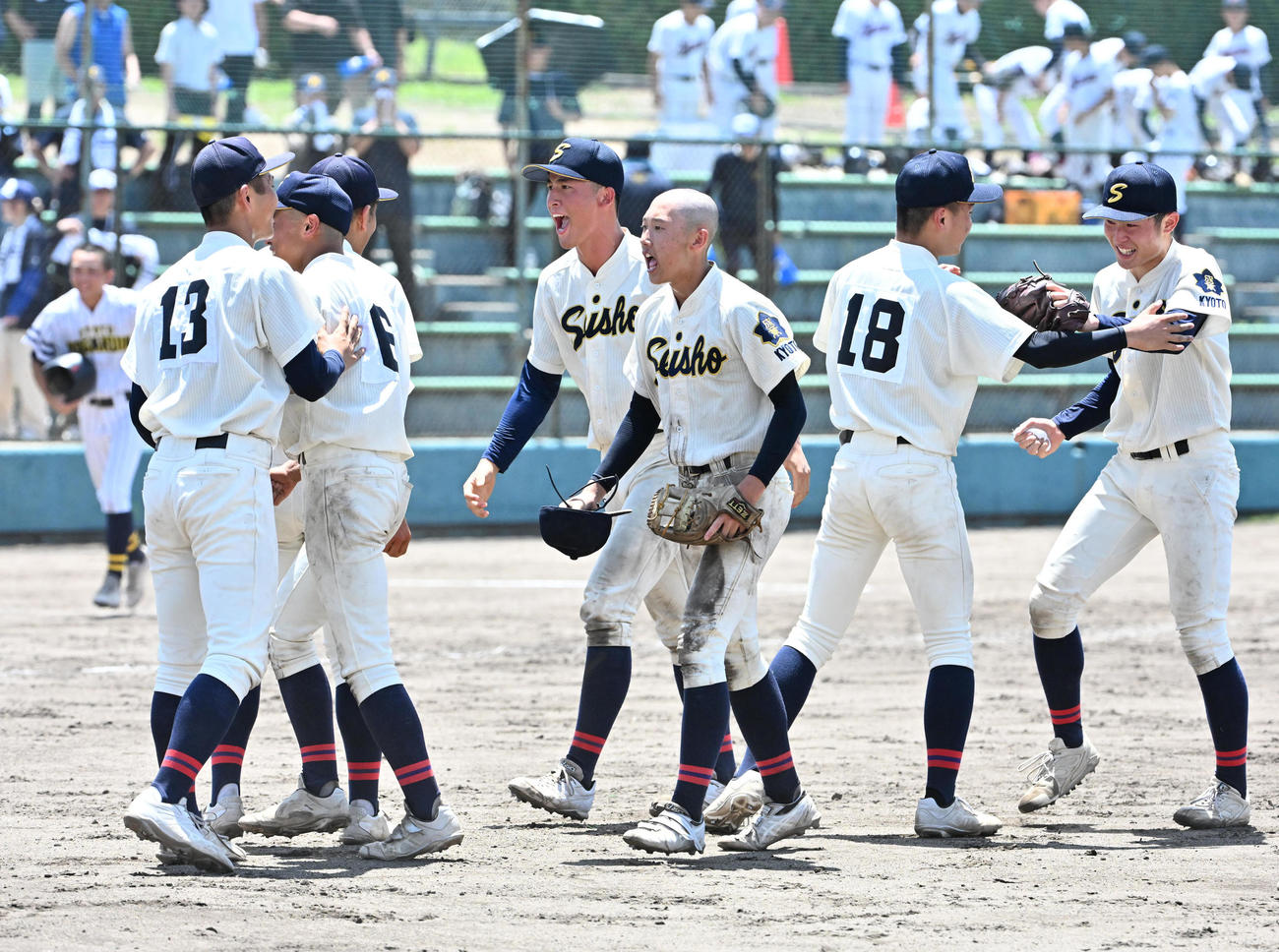 京都成章対京都工学院　京都工学院に勝利し喜ぶ京都成章ナイン（撮影・石井愛子）