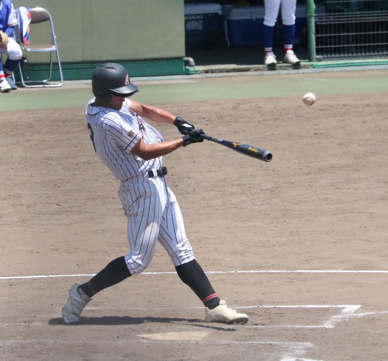 網干対川西明峰　8回裏、網干の三浦がサヨナラ3ランを放つ（撮影・林亮佑）