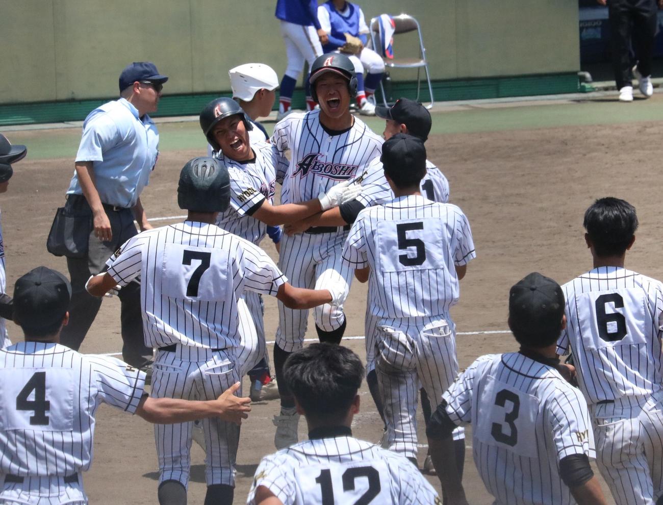 網干対川西明峰　網干の三浦がサヨナラ3ランを放ち、ナインと喜びを分かち合う（撮影・林亮佑）