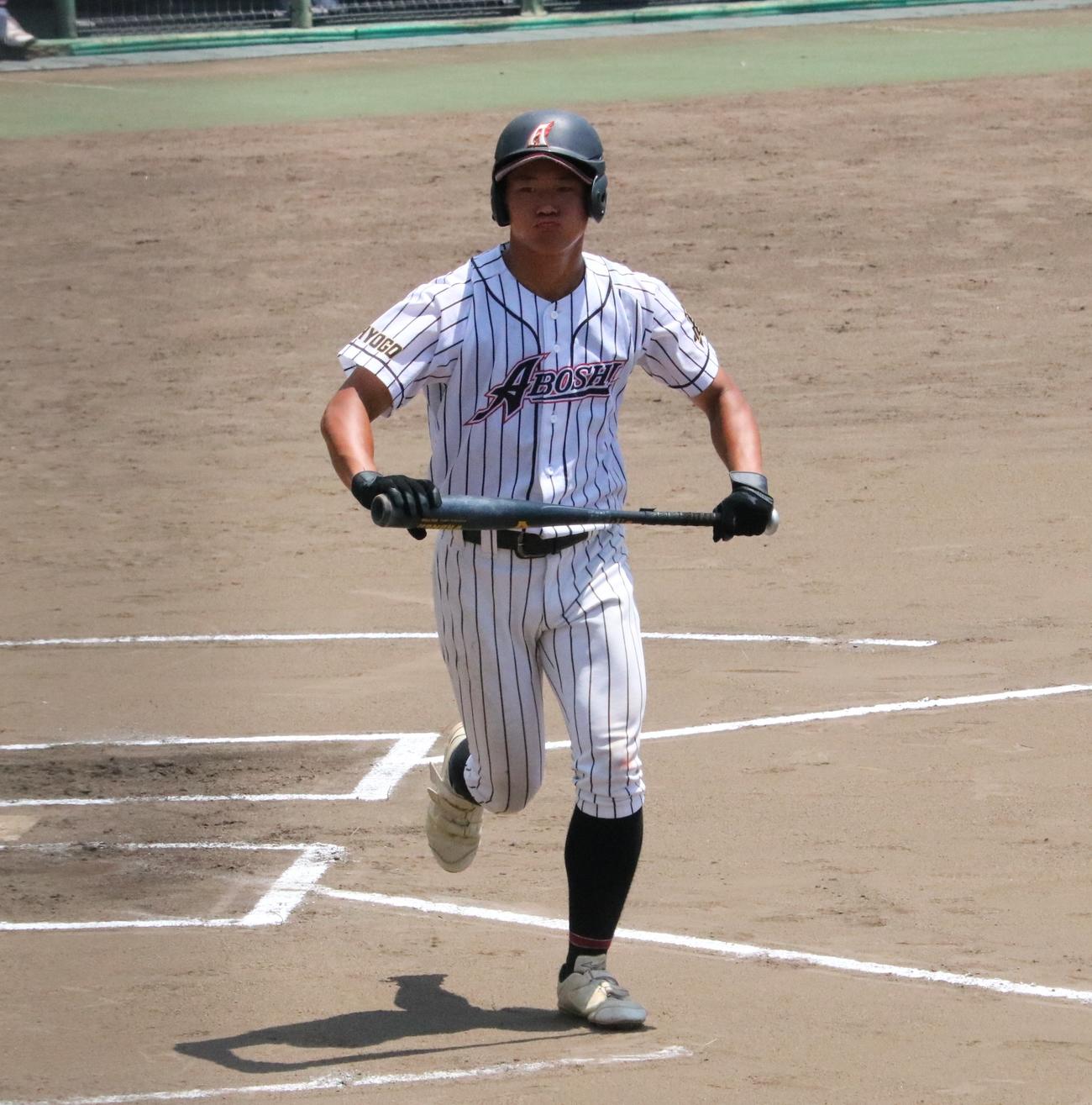 網干対川西明峰　6回裏、網干の三浦が申告故意四球で一塁へ向かう（撮影・林亮佑）