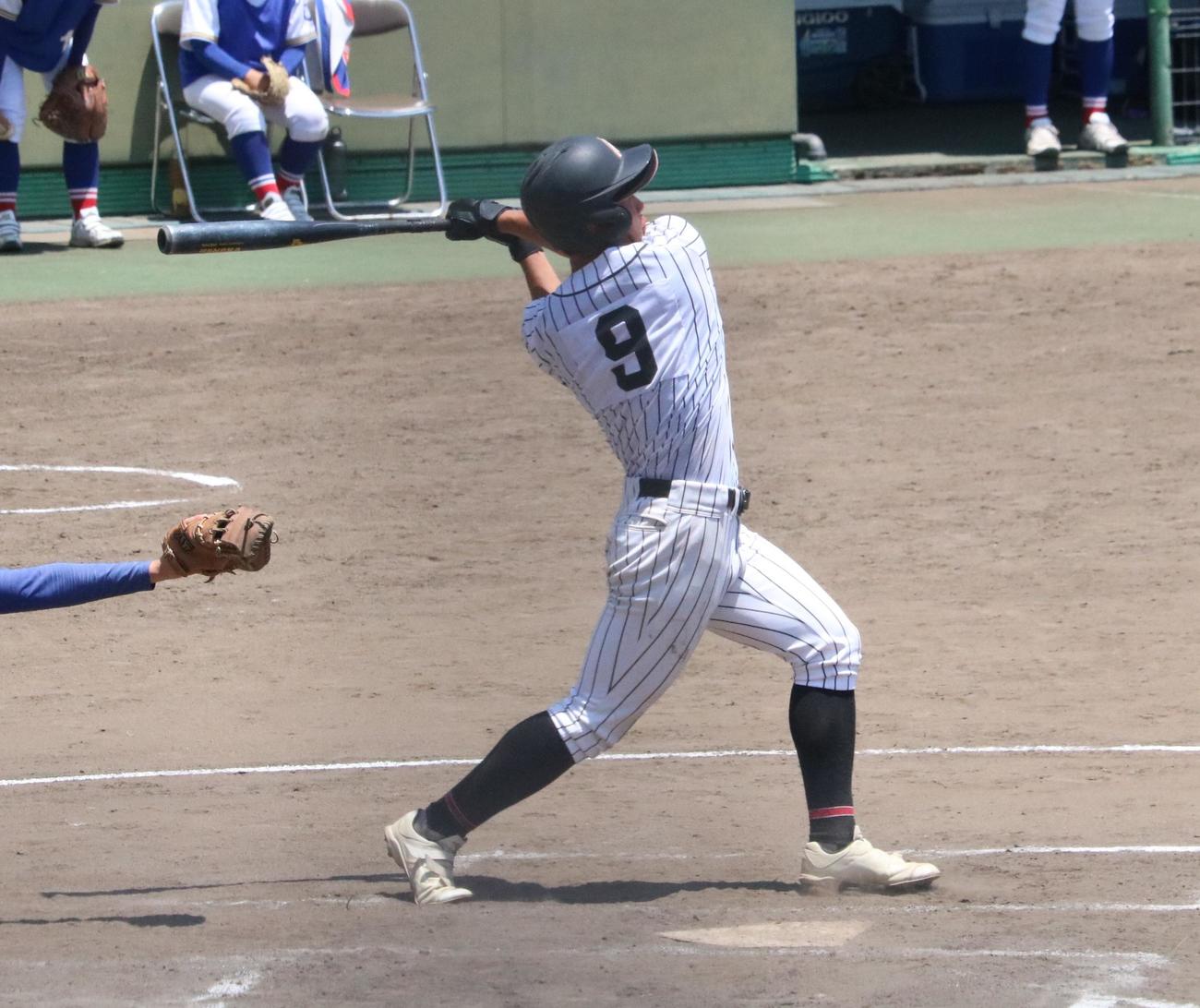 網干対川西明峰　8回裏、網干の三浦がサヨナラ3ランを放つ（撮影・林亮佑）