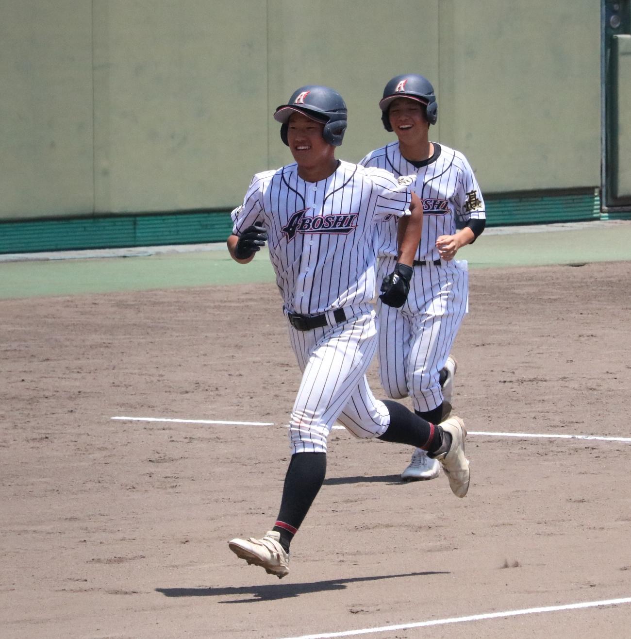 網干対川西明峰　8回裏、網干の三浦がヨナラ3ランを放ち、三塁を回る（撮影・林亮佑）