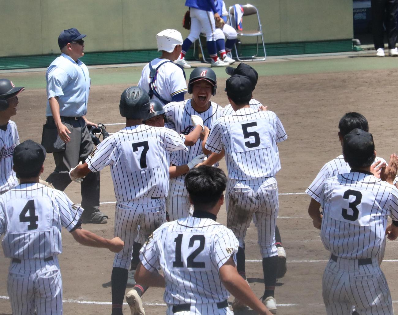 網干対川西明峰　網干の三浦がサヨナラ3ランを放ち、ナインと喜びを分かち合う（撮影・林亮佑）