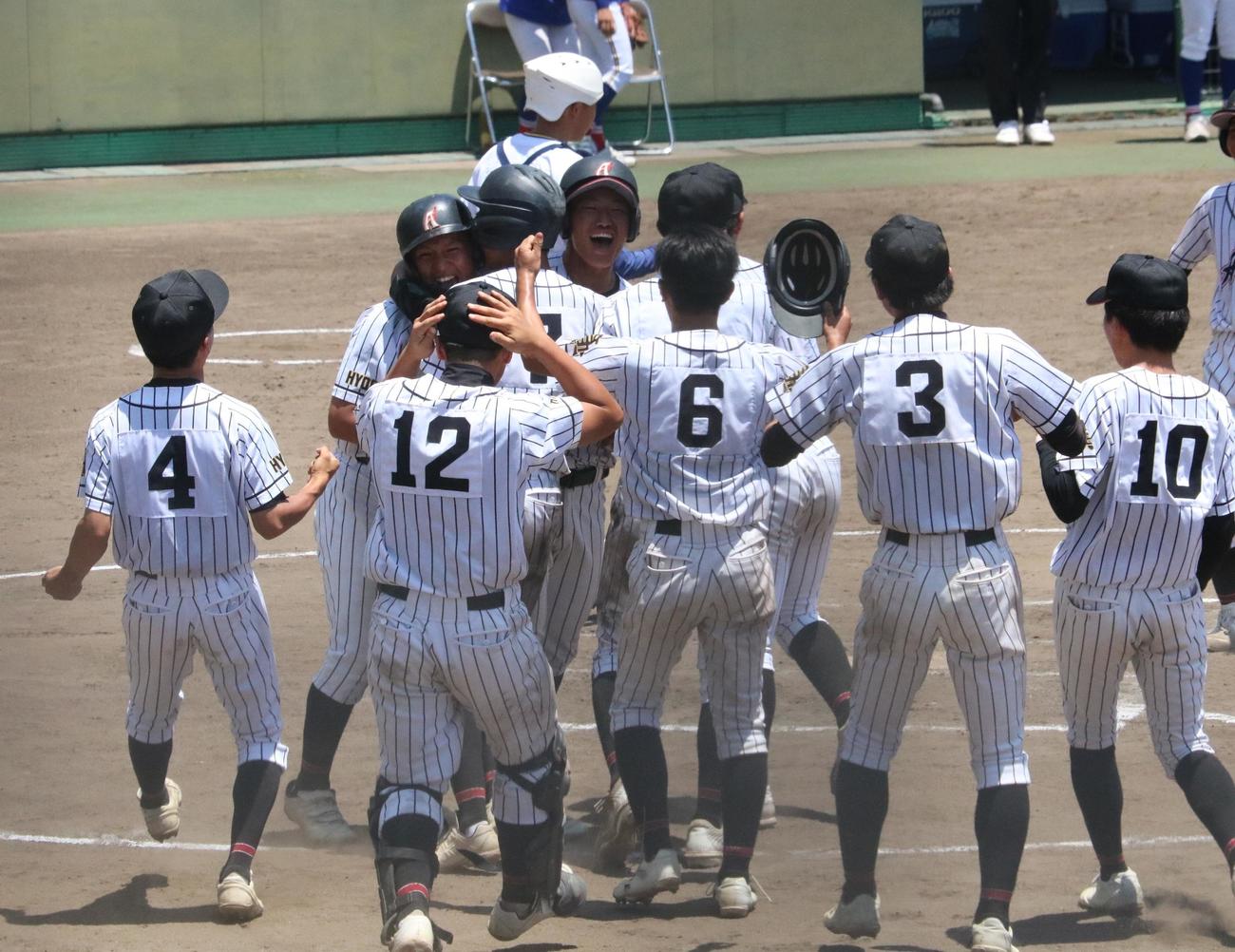 網干対川西明峰　網干の三浦がサヨナラ3ランを放ち、ナインと喜びを分かち合う（撮影・林亮佑）