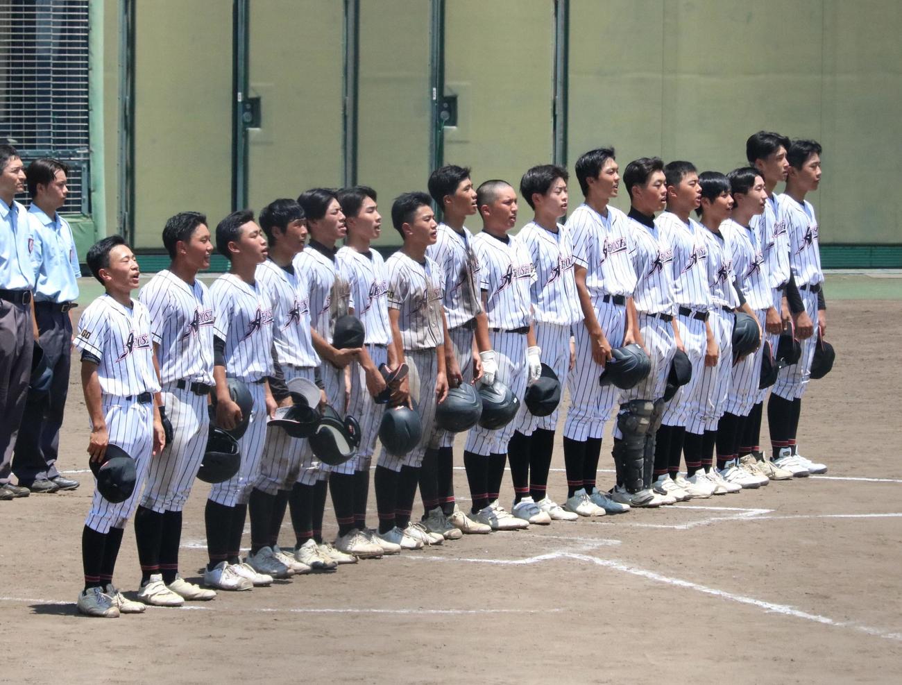 網干対川西明峰　網干ナインが校歌を歌う（撮影・林亮佑）