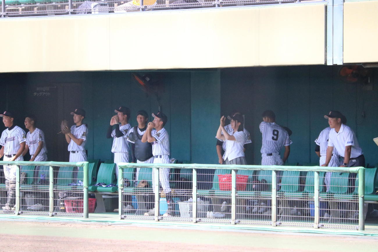 網干対川西明峰　初回に得点が入り喜ぶ網干の選手たち（撮影・林亮佑）