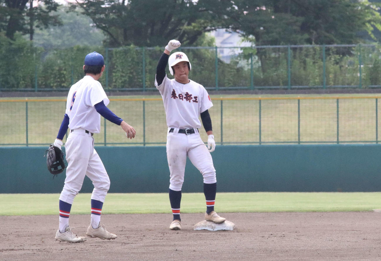 新座対春日部工　2回裏春日部工1死一、三塁、2点適時二塁打を放ちガッツポーズをする坂岸（撮影・山本佳央）