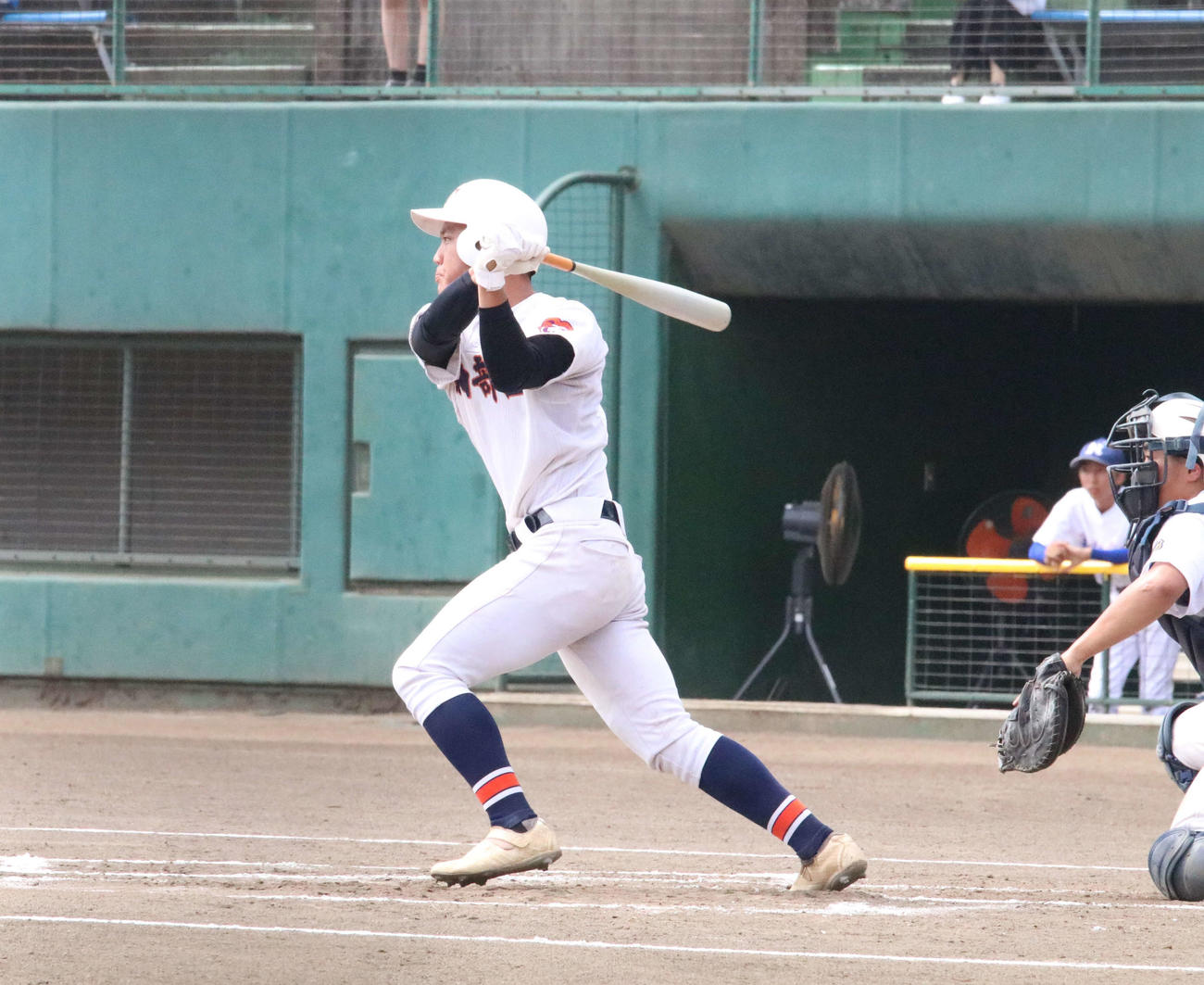 新座対春日部工　2回裏春日部工1死一、三塁、2点適時二塁打を放つ坂岸（撮影・山本佳央）