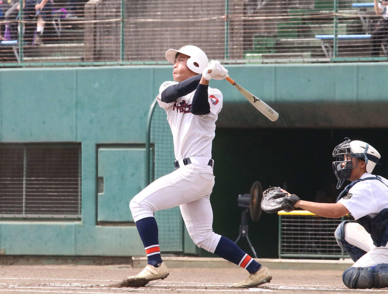 新座対春日部工　1回裏春日部工1死、二塁打を放つ坂岸（撮影・山本佳央）