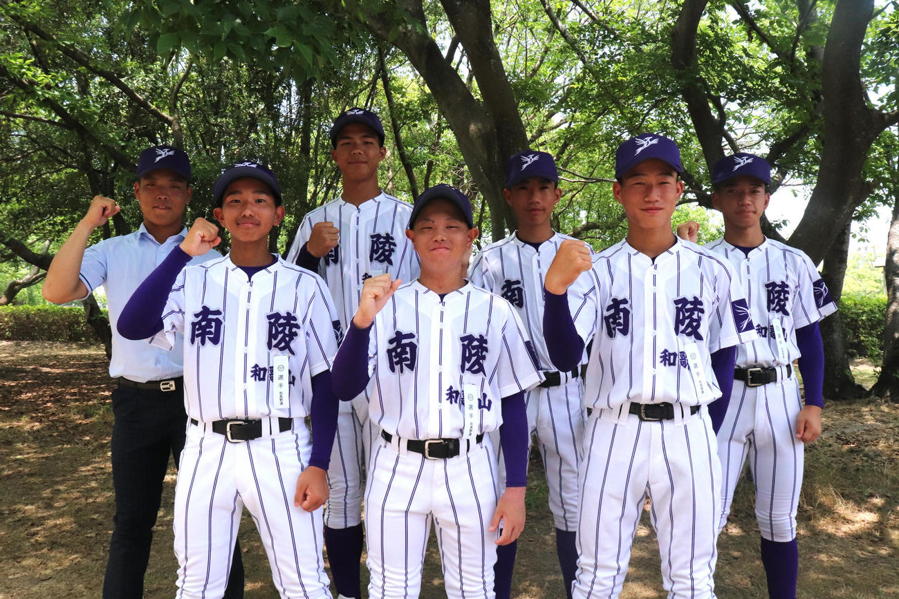 和歌山大会開会式　有田中央・貴志川との3校連合で臨む、登録選手は全員が1年生の和歌山南陵ナイン（撮影・中島麗）