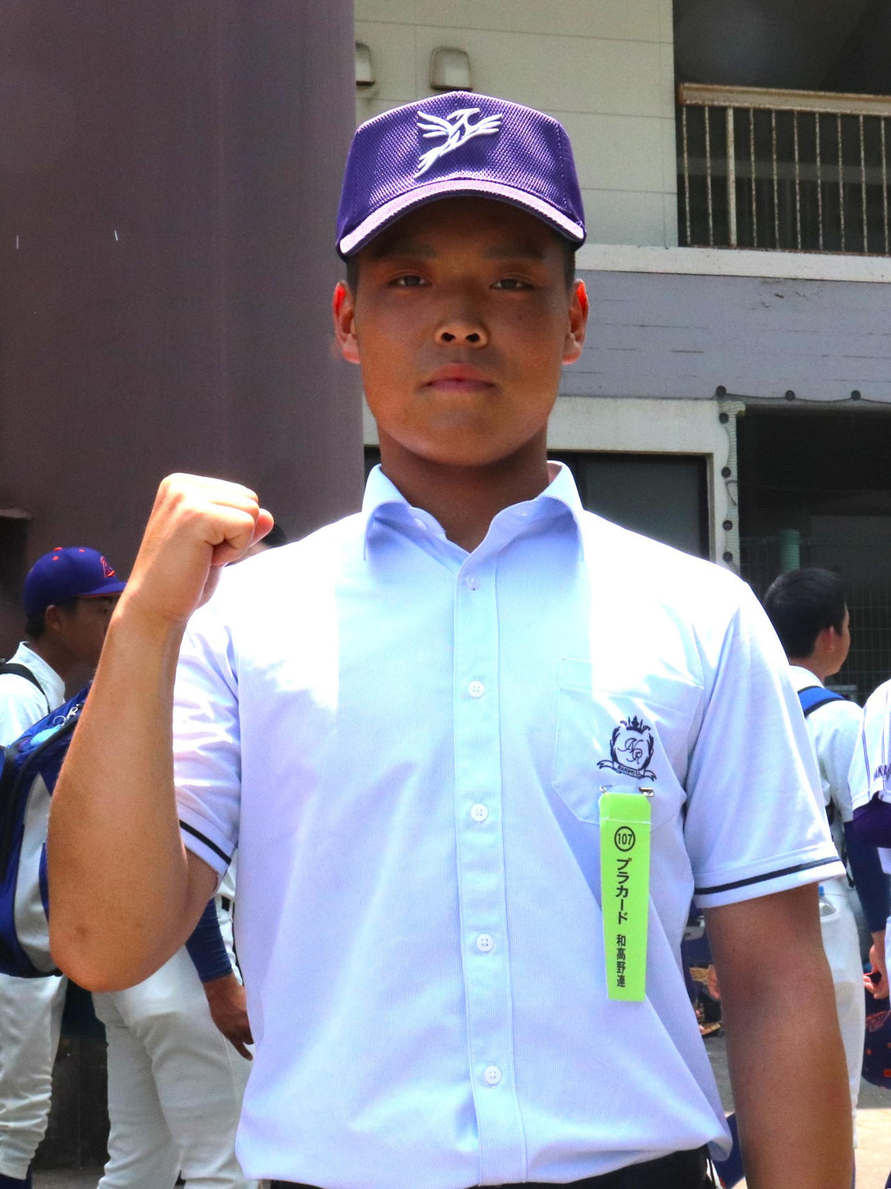 和歌山大会開会式　有田中央・貴志川との3校連合でプラカードを持って入場した、和歌山南陵・佐藤（撮影・中島麗）