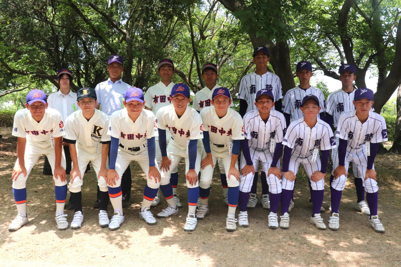 和歌山大会開会式　3校連合で臨む、有田中央・貴志川・和歌山南陵ナイン（撮影・中島麗）