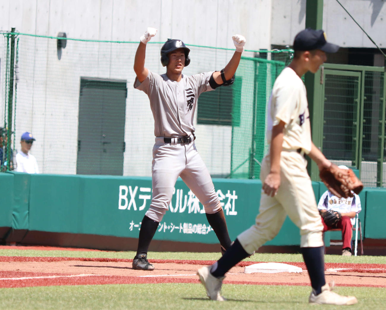 田無工科対三鷹中等　6回三鷹中等1死二塁、適時三塁打を放った宮岡（左）（撮影・泉光太郎）