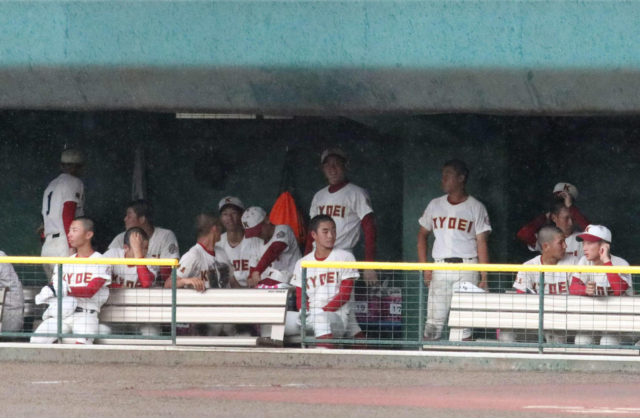 雷の影響で試合が中断しベンチで待機する春日部共栄の選手たち（撮影・山本佳央）