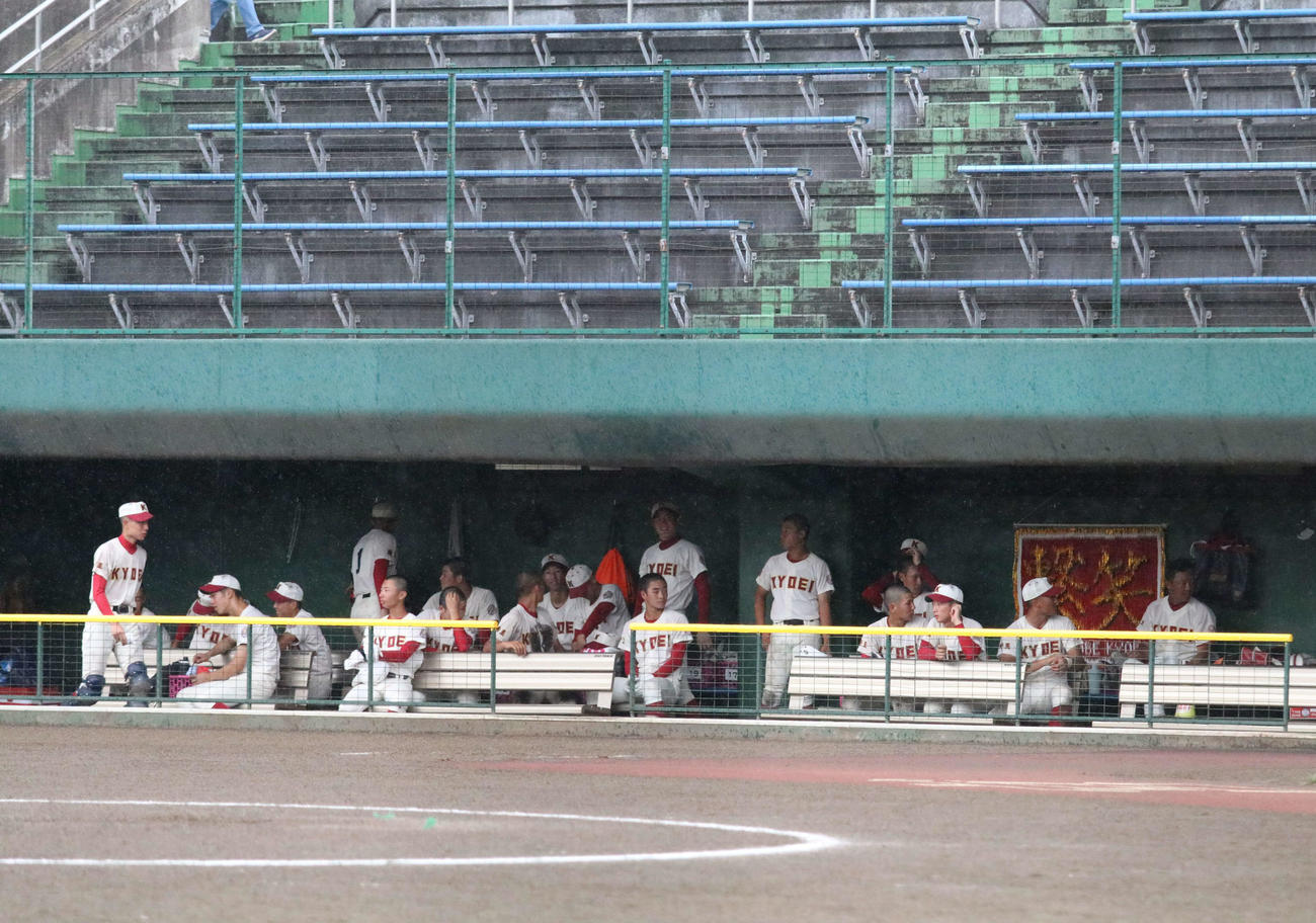 雷の影響で試合が中断しベンチで待機する春日部共栄の選手たち（撮影・山本佳央）