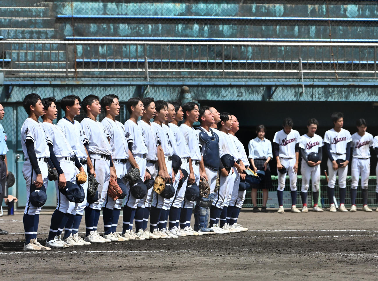 南陽対木津　南陽に勝利し校歌を歌う木津ナイン（撮影・石井愛子）