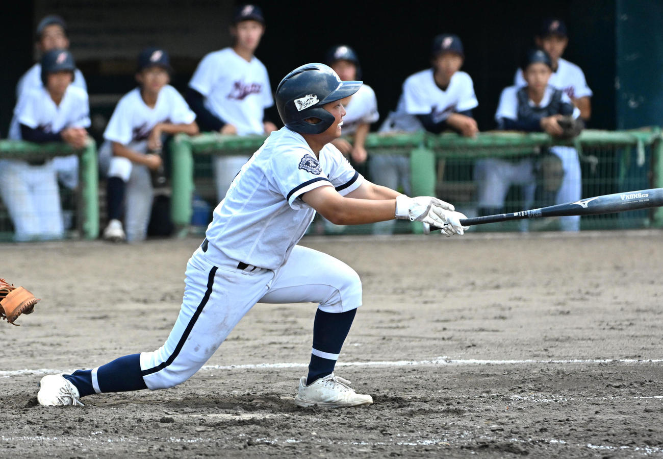 南陽対木津　2回裏木津2死二、三塁、森垣天仁は左適時打を放つ（撮影・石井愛子）
