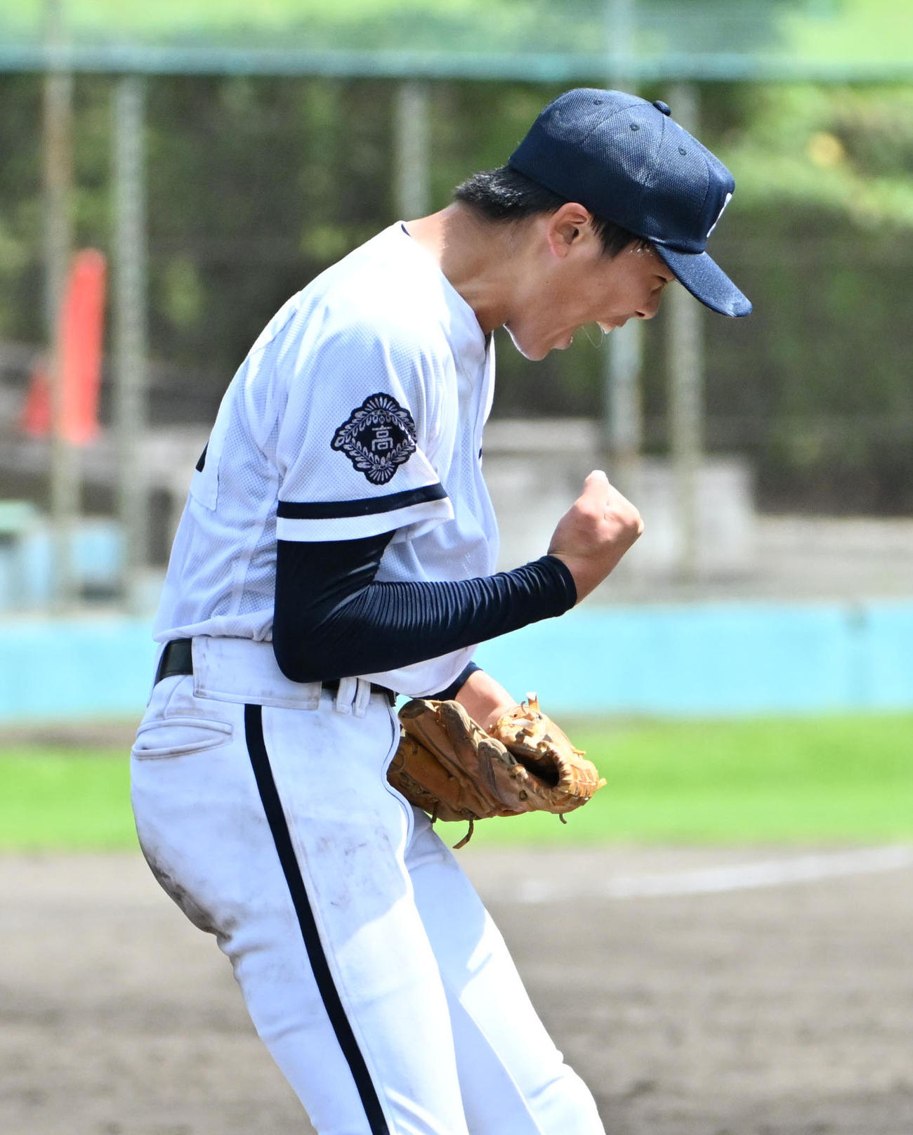 南陽対木津　南陽に勝利しガッツポーズをする木津の岩阪蒼弥（撮影・石井愛子）