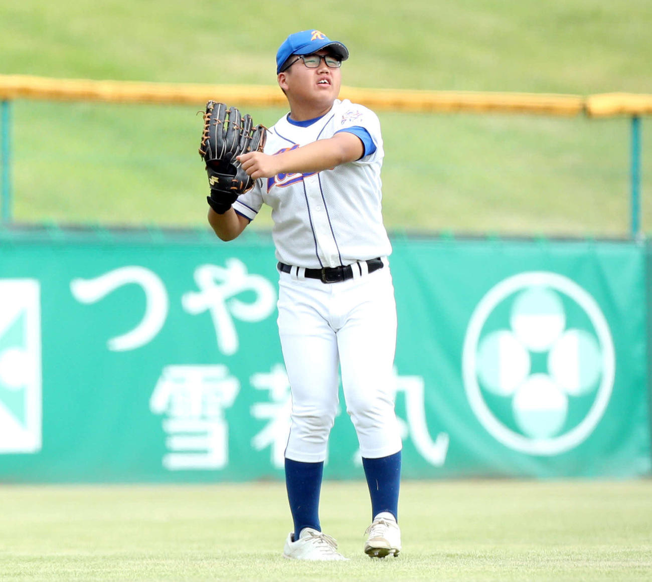 北村山・谷地・上山明新館対米沢東　内野手に返球する北村山・谷地・上山明新館連合の加藤（撮影・木村有優）