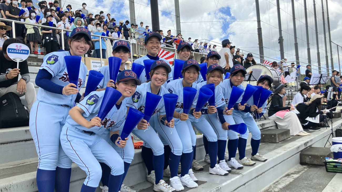 千葉南対成美学園　スタンドから声援を送る成美学園・女子野球部（撮影・北村健龍）