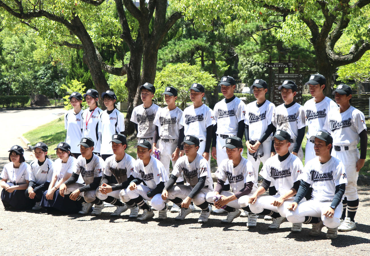 戦いを終えた姫路南の選手たち（撮影・一樹）