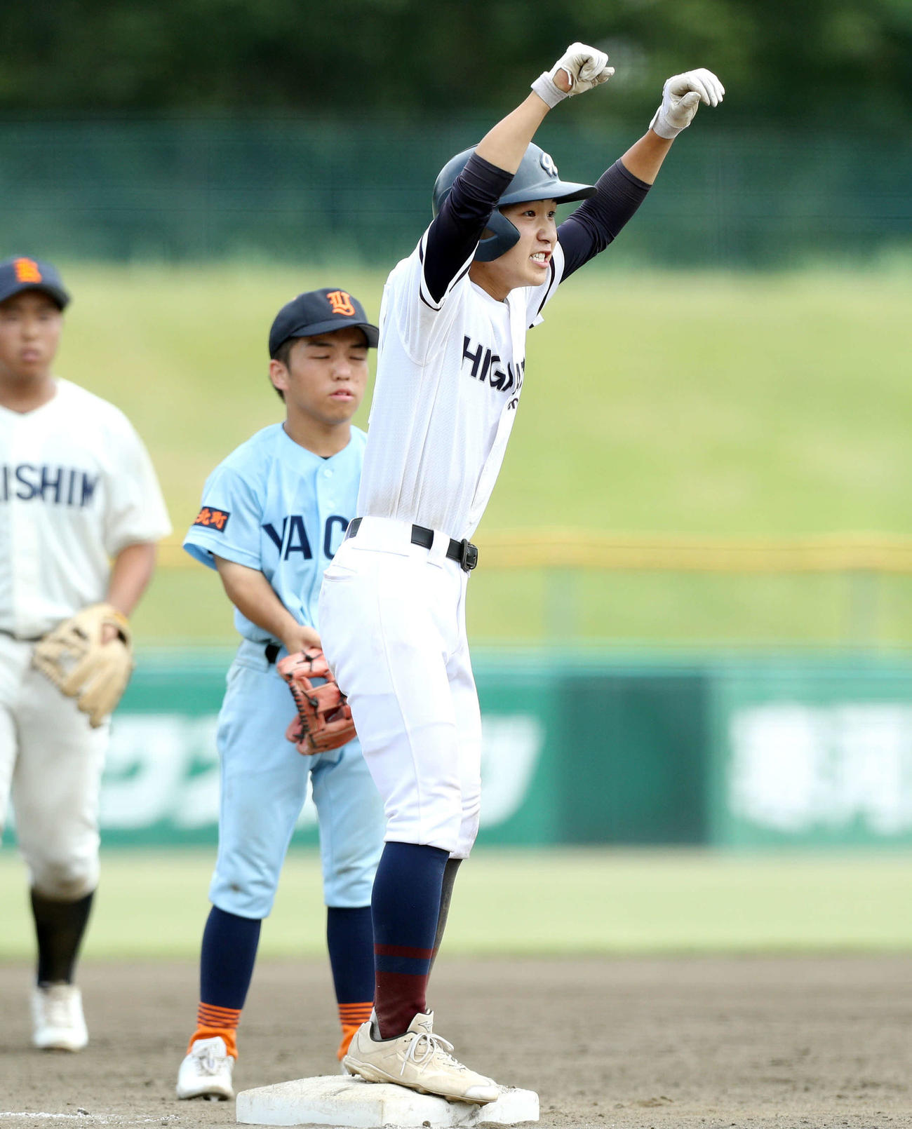 北村山・谷地・上山明新館対米沢東　4回裏米沢東2死二、三塁、左翼線へ2点適時三塁打を放ち、ガッツポーズする米沢東・佐々木（撮影・木村有優）
