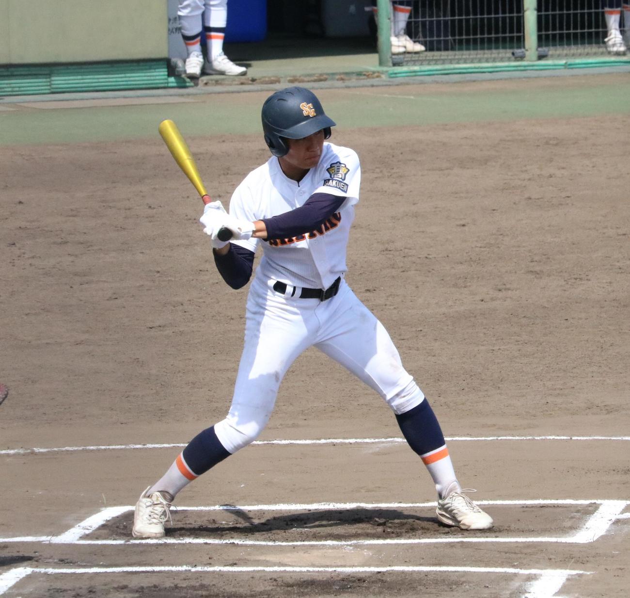 神港学園対星陵　6回表、神港学園の衣笠が四球を選ぶ（撮影・林亮佑）