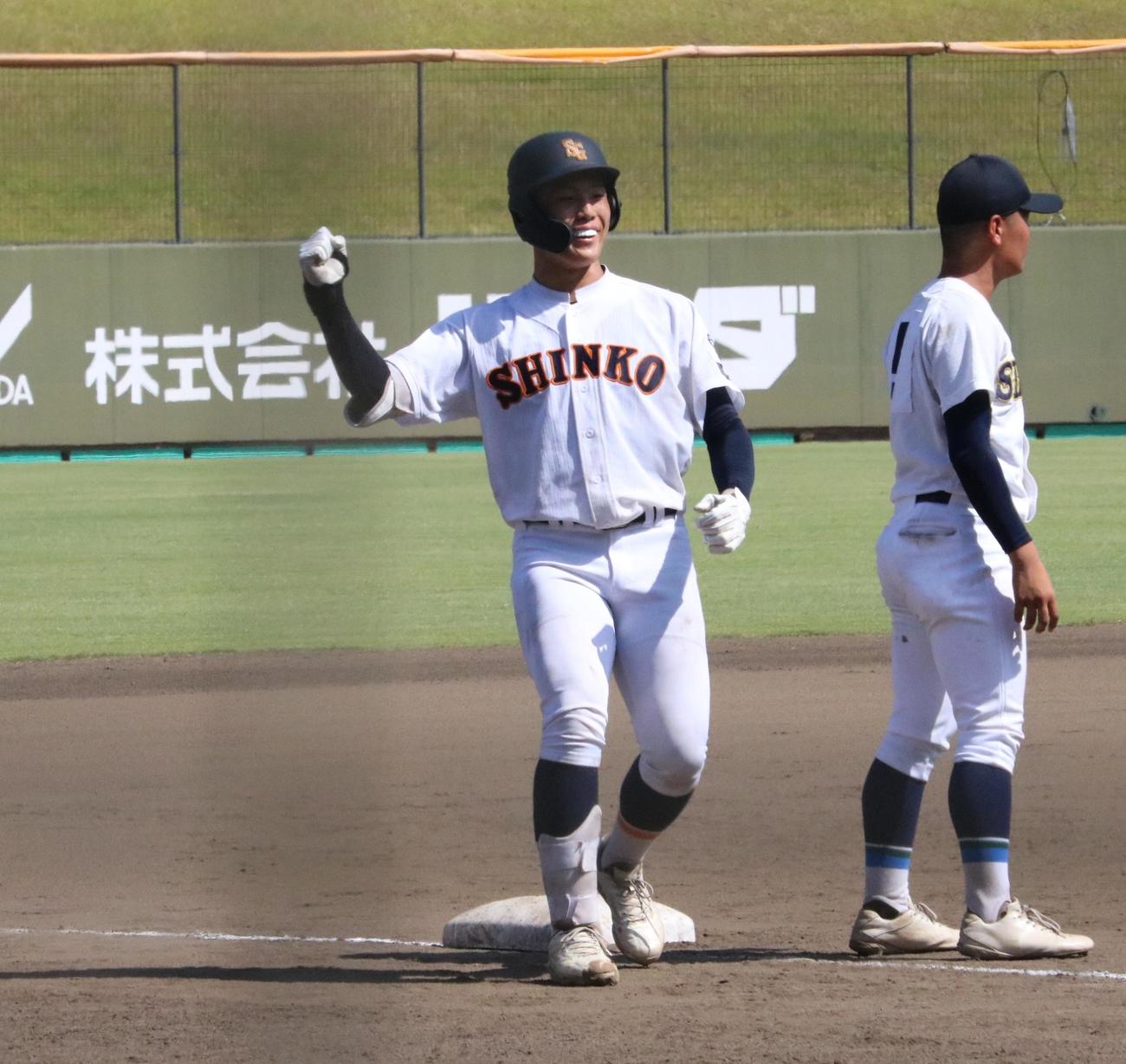 神港学園対星陵　9回表、神港学園の寺田が適時打を放ち笑顔を見せる（撮影・林亮佑）