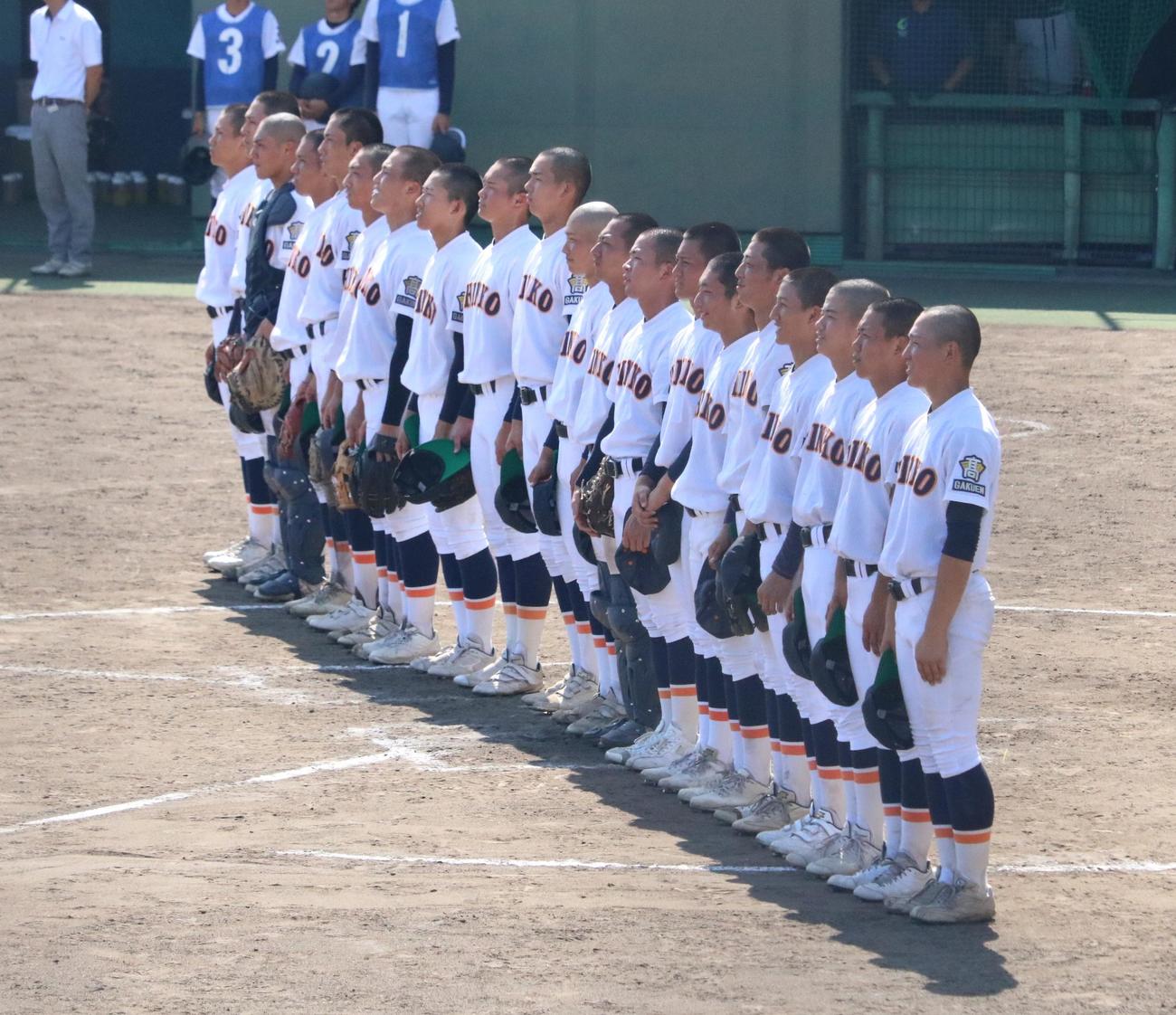 神港学園対星陵　神港学園ナインが校歌を歌う（撮影・林亮佑）