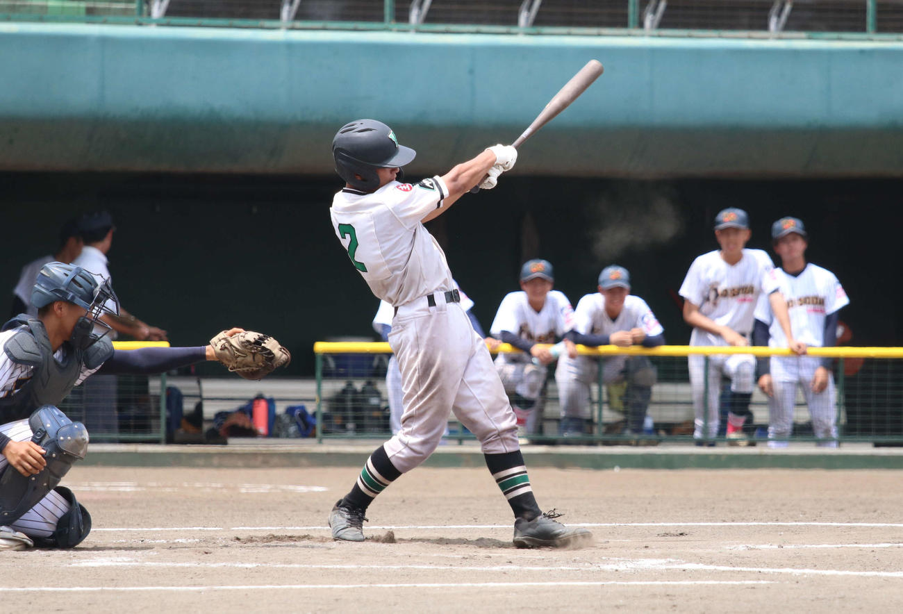 細田学園対連合B 4回裏連合B1死、左前打を放つ遠山（撮影・山本佳央）