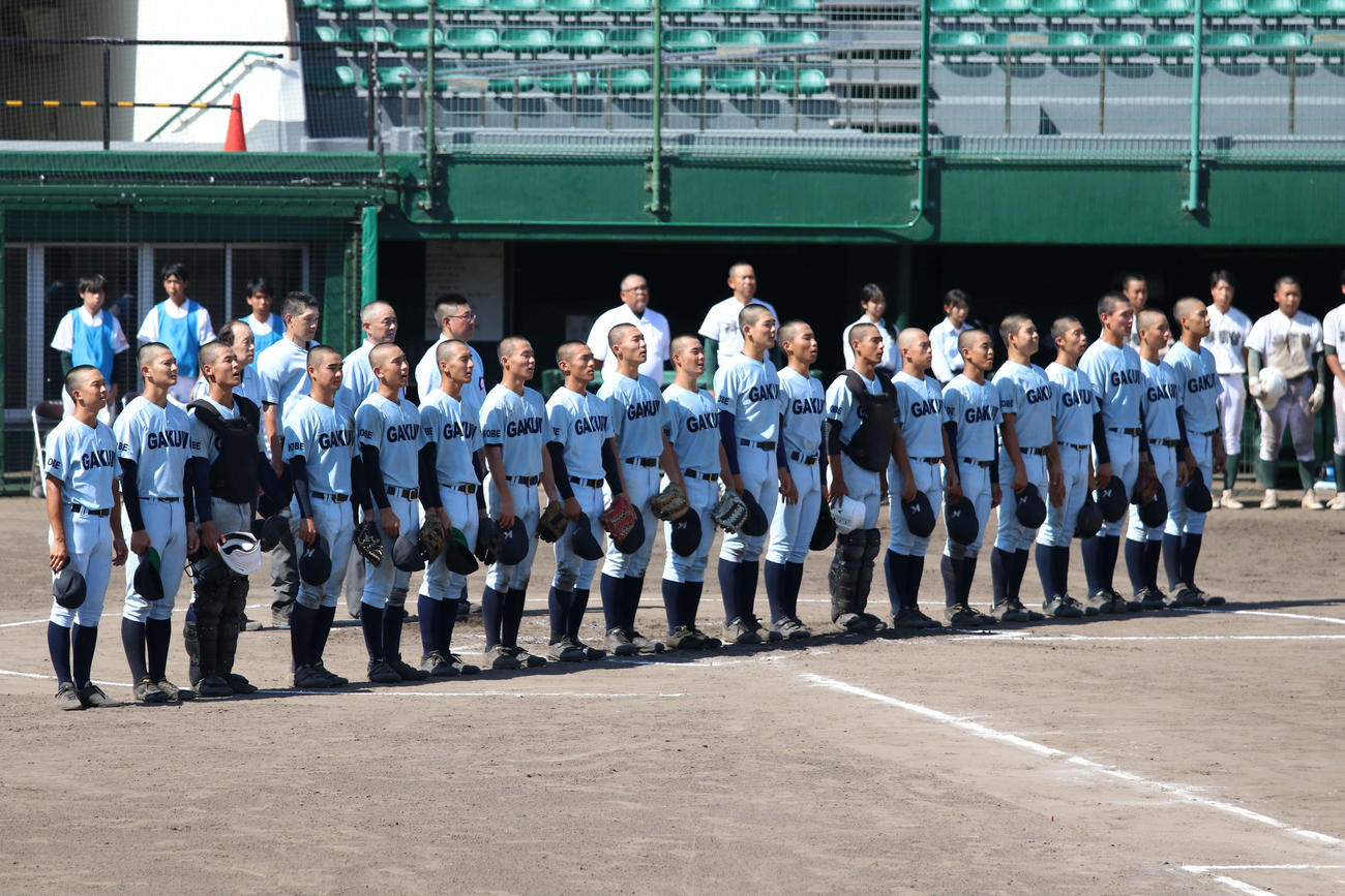 神戸学院大付対三田祥雲館　勝利し校歌を歌う神戸学院大付の選手たち（撮影・一樹）