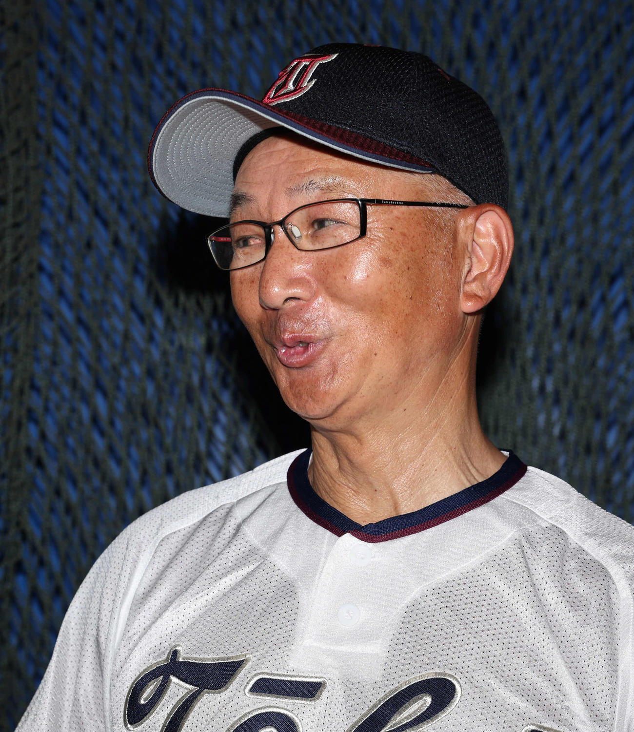桐光学園対戸塚　最後の夏、初戦に勝利して囲み取材に応じる桐光学園の野呂監督（撮影・丹羽敏通）