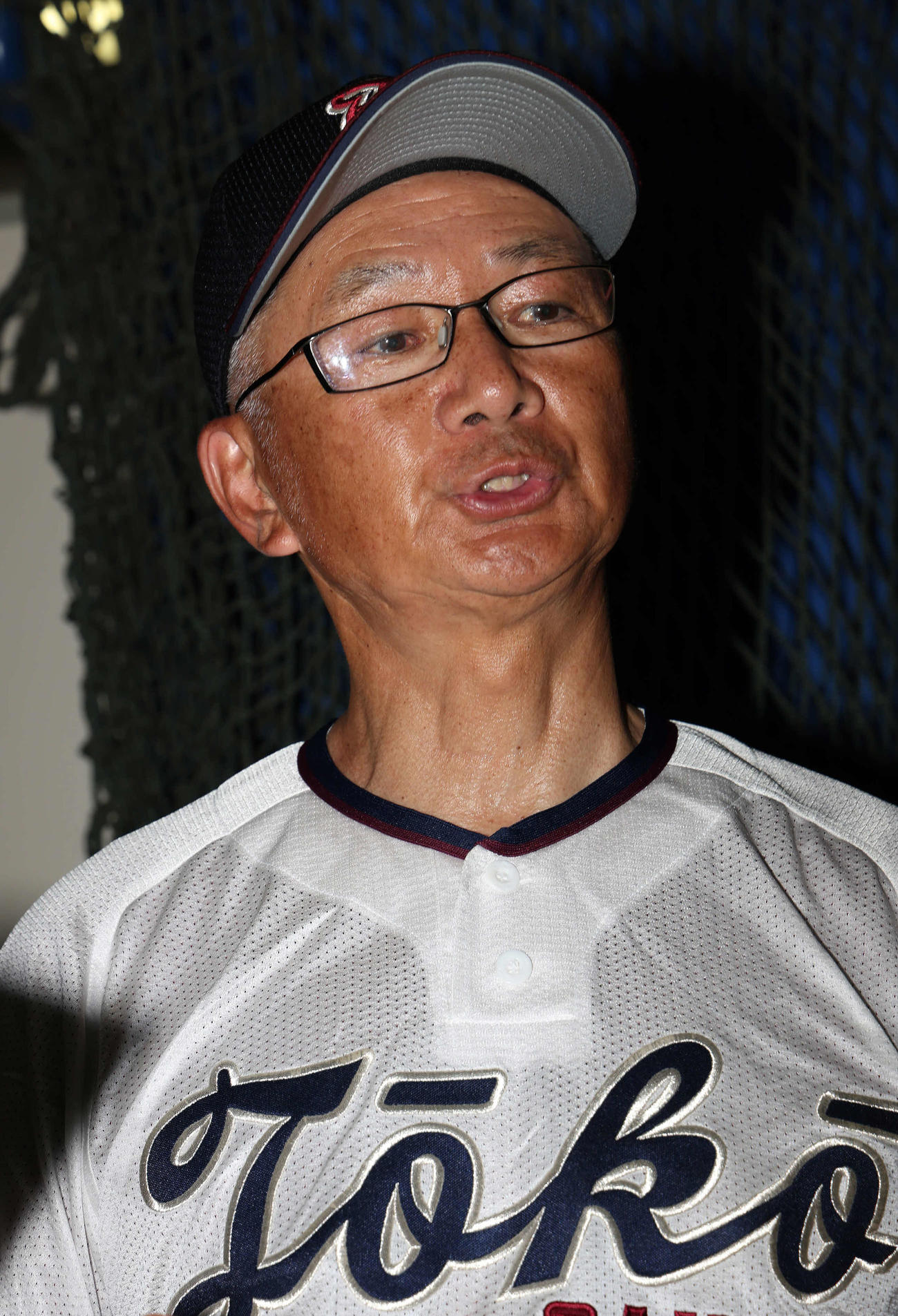 桐光学園対戸塚　最後の夏、初戦に勝利して囲み取材に応じる桐光学園の野呂監督（撮影・丹羽敏通）
