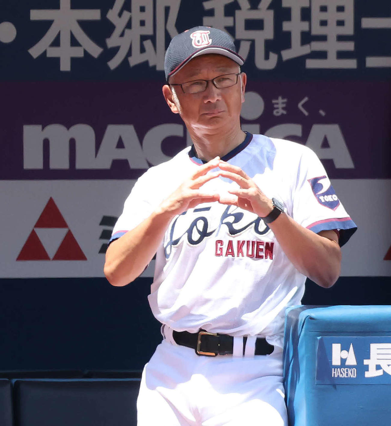 桐光学園対戸塚　5回、選手に指示する桐光学園の野呂監督（撮影・丹羽敏通）