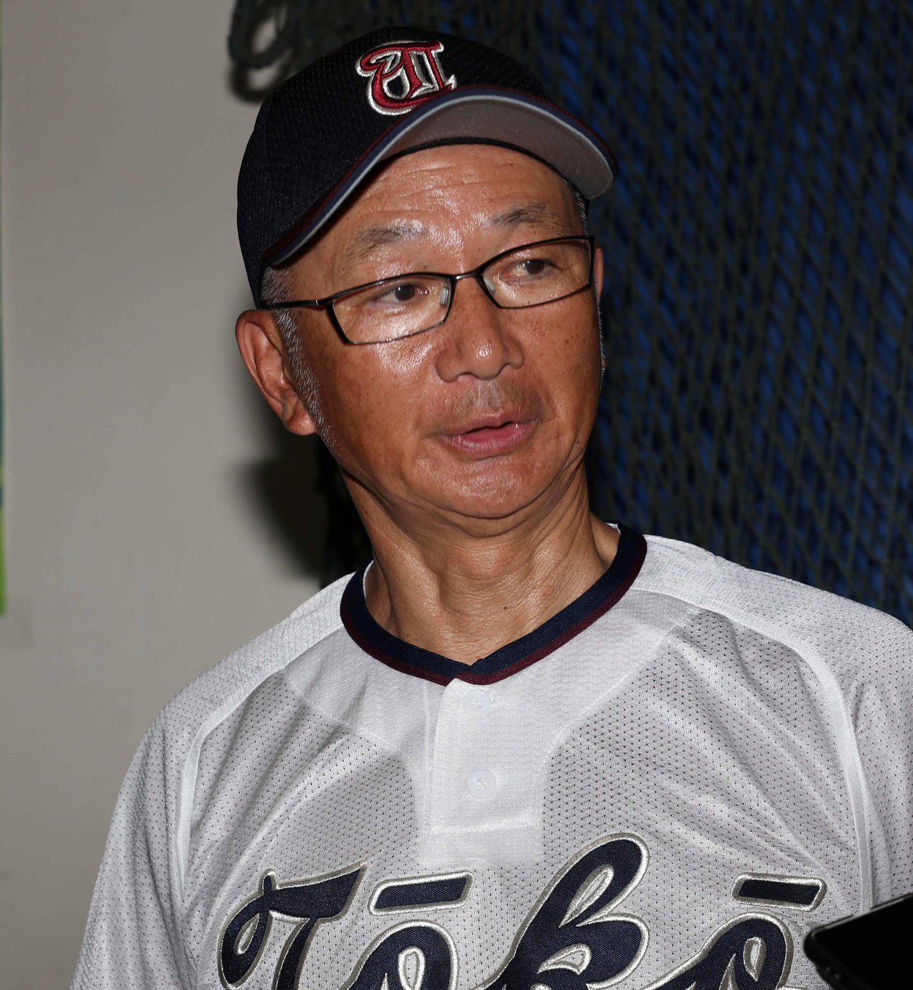 桐光学園対戸塚　最後の夏、初戦に勝利して囲み取材に応じる桐光学園の野呂監督（撮影・丹羽敏通）