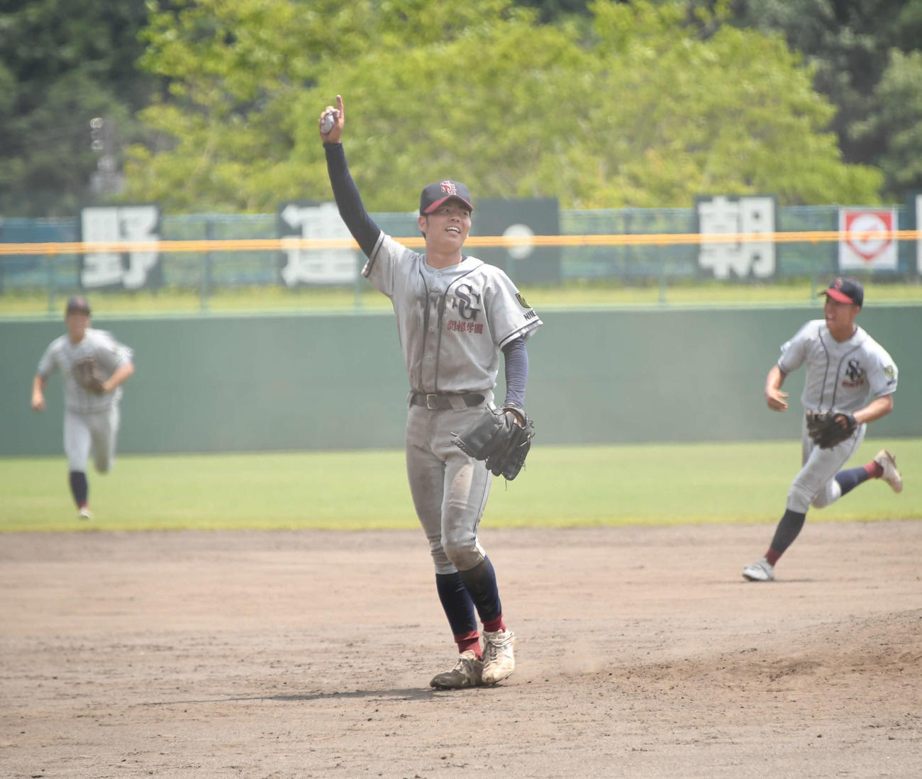 延長11回184球を投げ抜き、天を指さす関根学園の鈴木