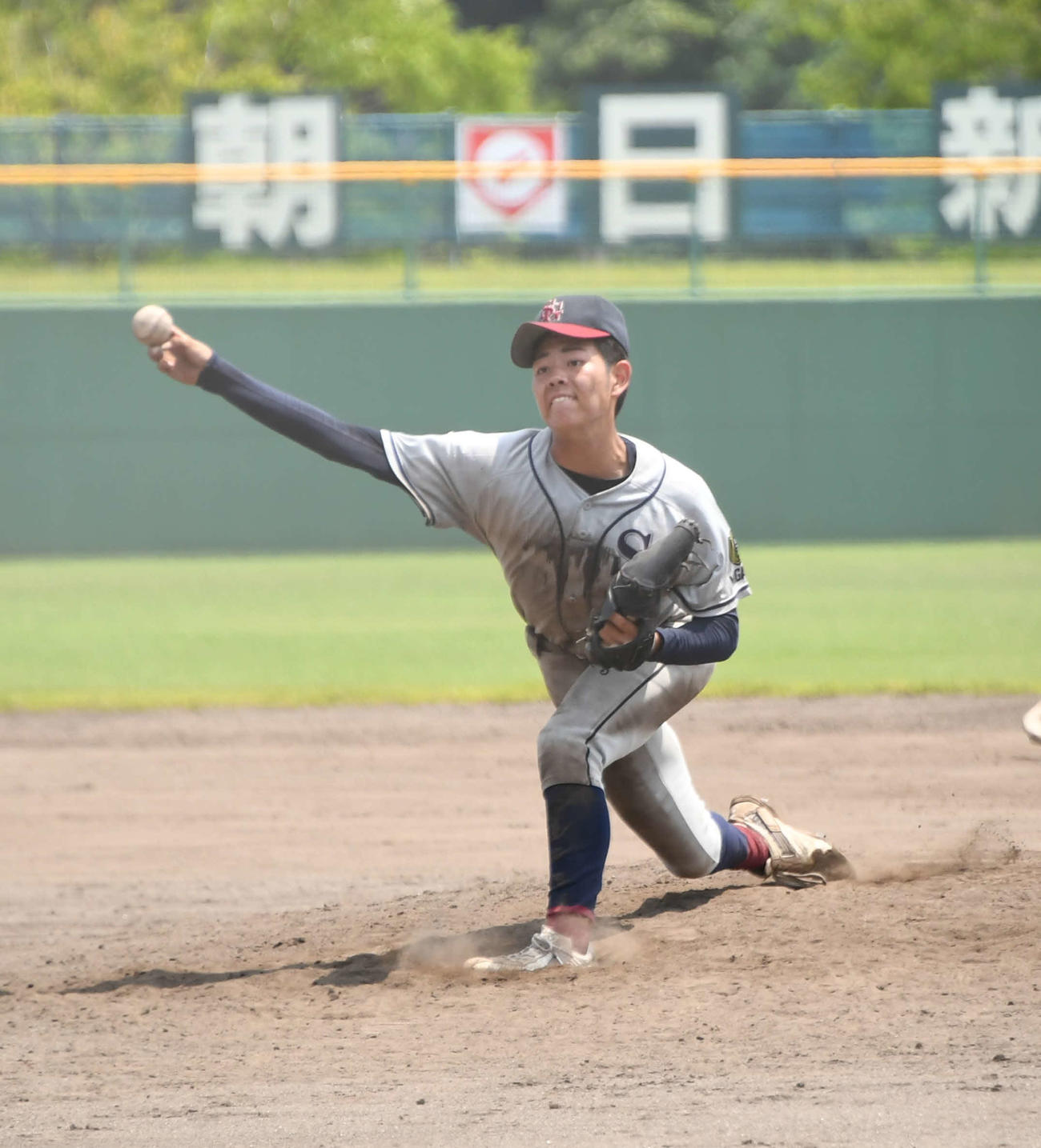 力投する関根学園の鈴木