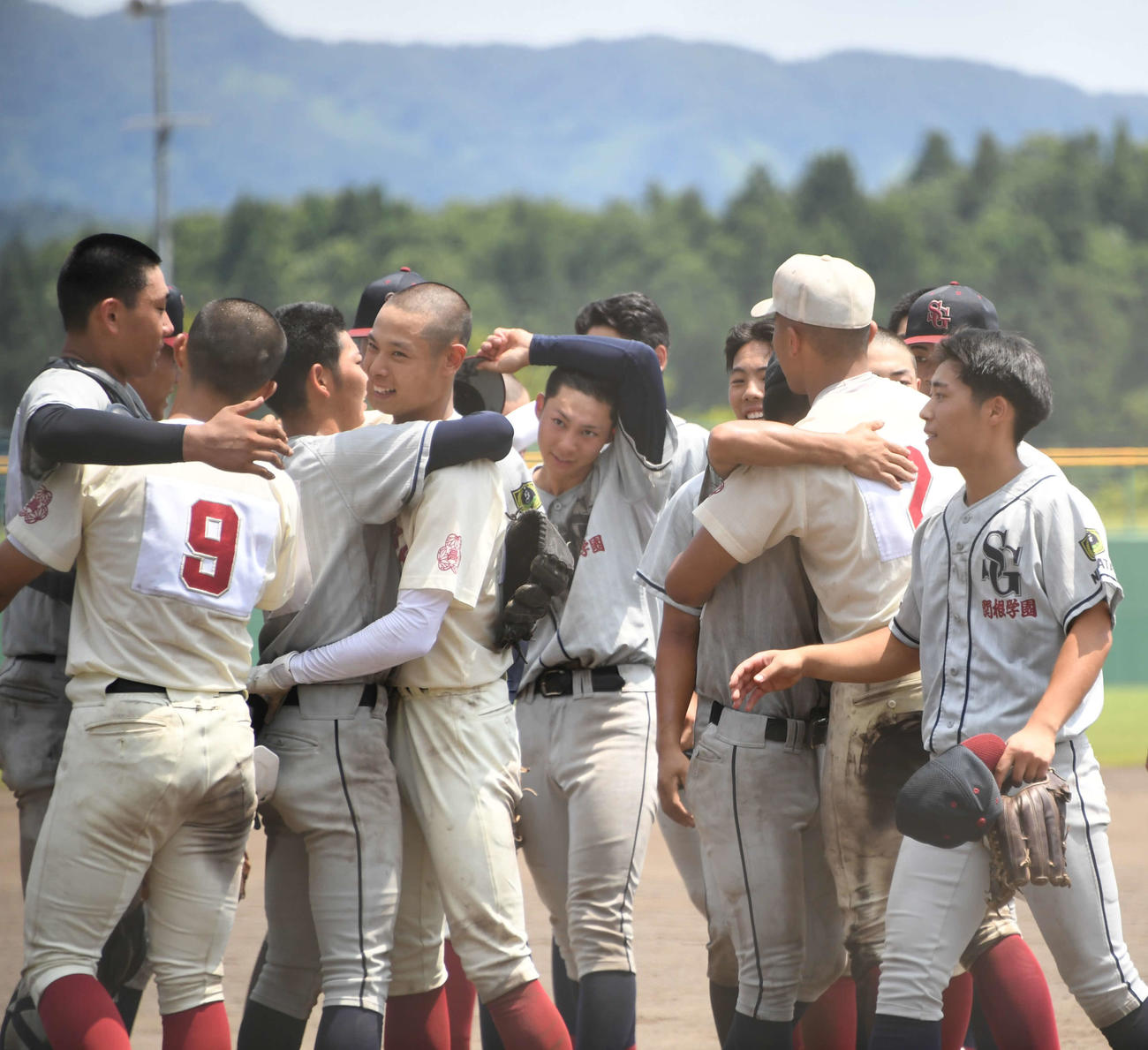 試合後、健闘をたたえ合う関根学園と糸魚川のナイン