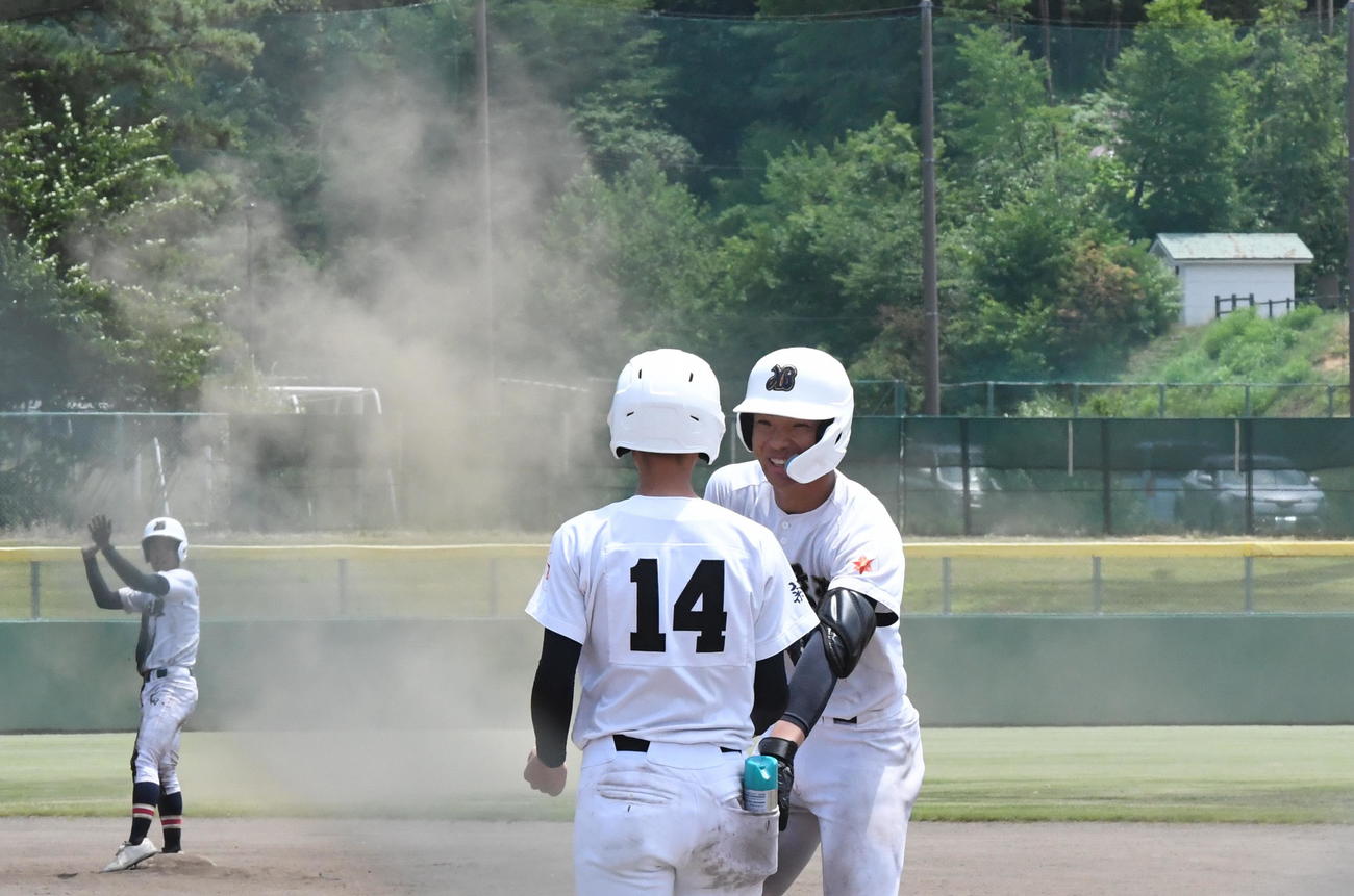 日本文理対開志学園　2－2の8回表1死満塁で中前適時打を放ち笑顔の日本文理・釜戸（右）（撮影・小林忠）
