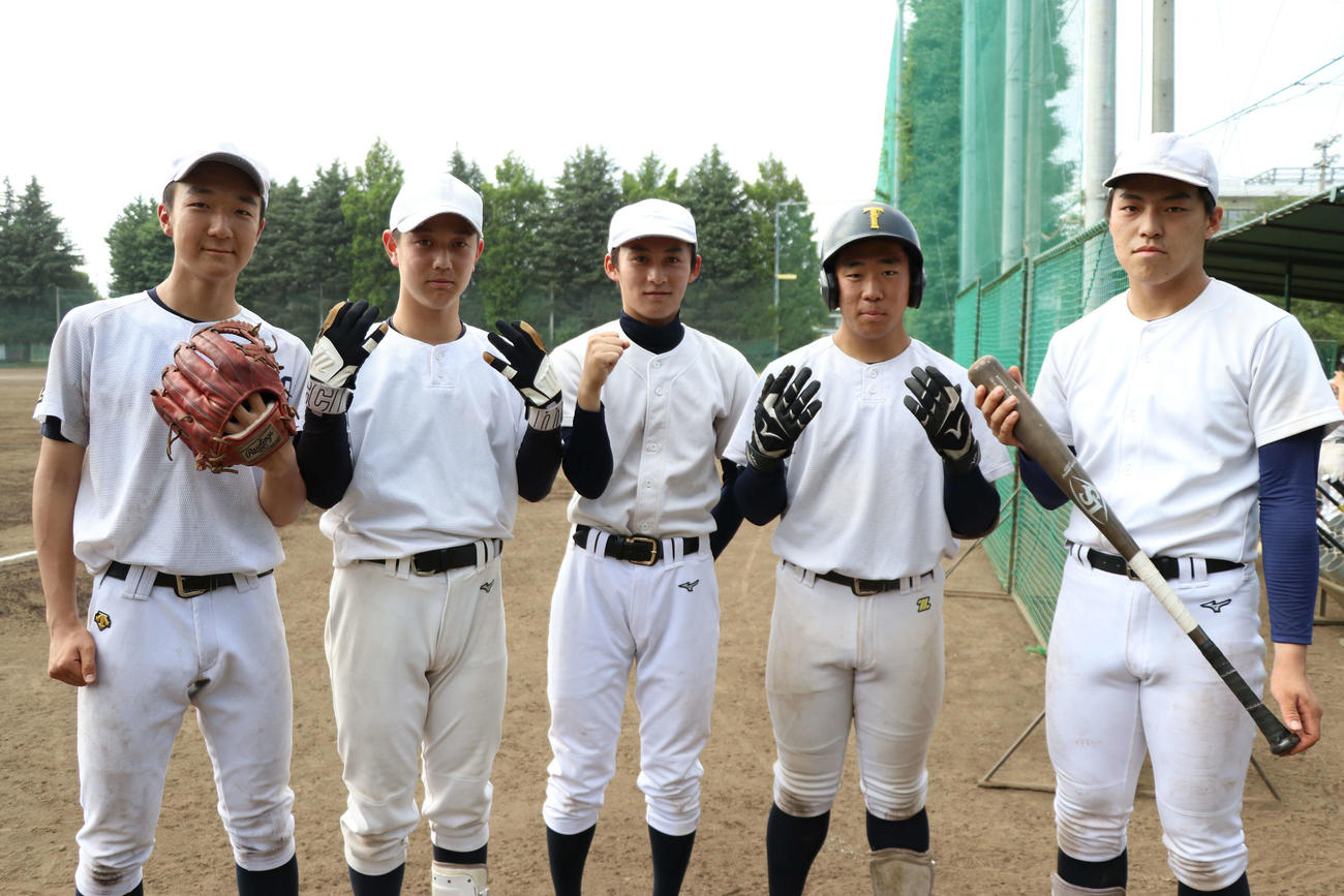 OB森井翔太郎からもらったアイテムで夏1勝を目指す左から桐朋の原田恩、石原青依、八嶋道人、小出弘人、金久保有杜
