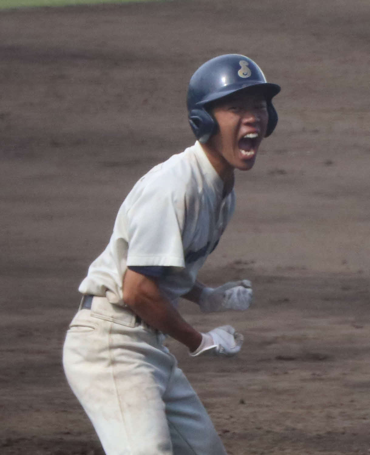 横浜栄対横浜商　8回裏横浜栄2死満塁、代打で走者一掃の適時三塁打を放った渡辺（撮影・寺本吏輝）