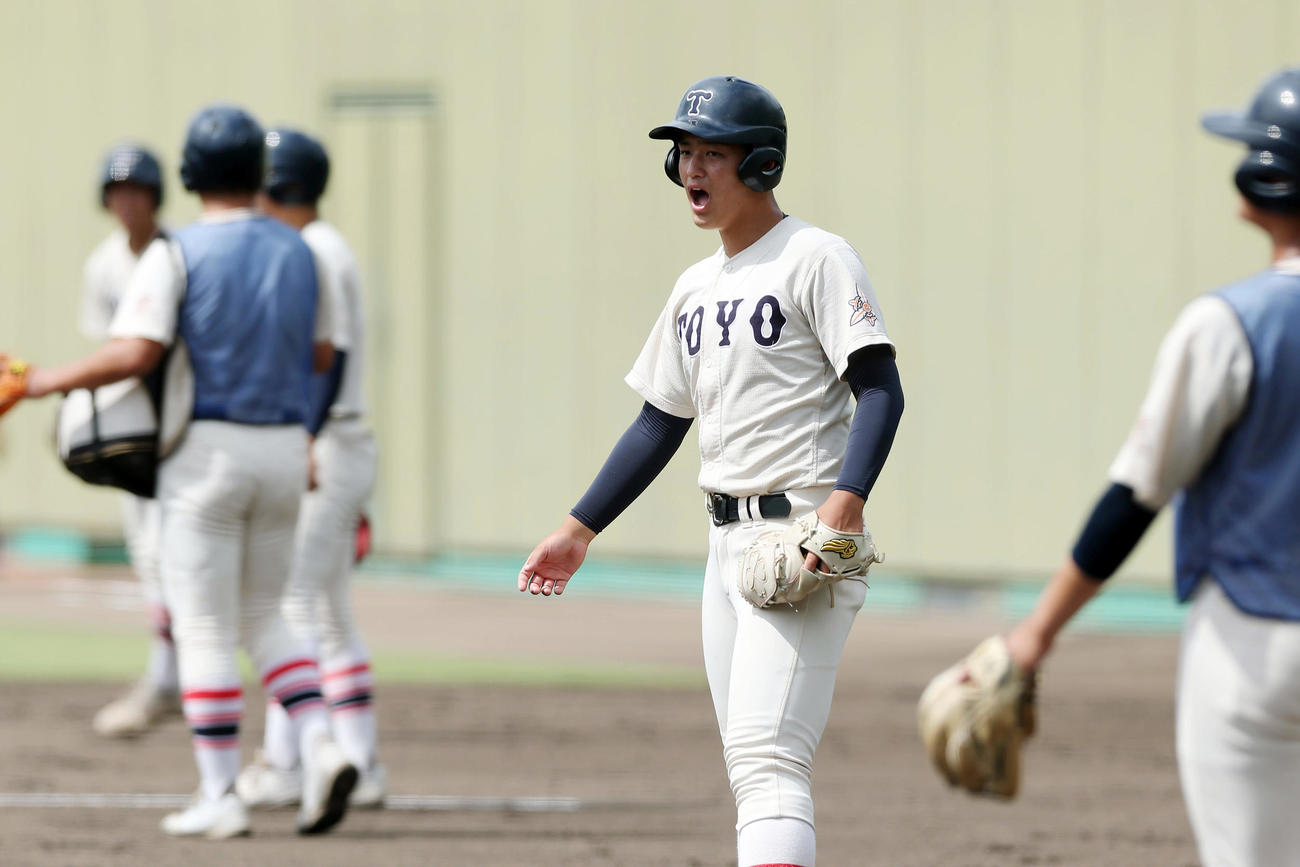 東洋大姫路対高砂　試合前のシートノックで声を出す東洋大姫路・阪下（中央）（撮影・前田充）