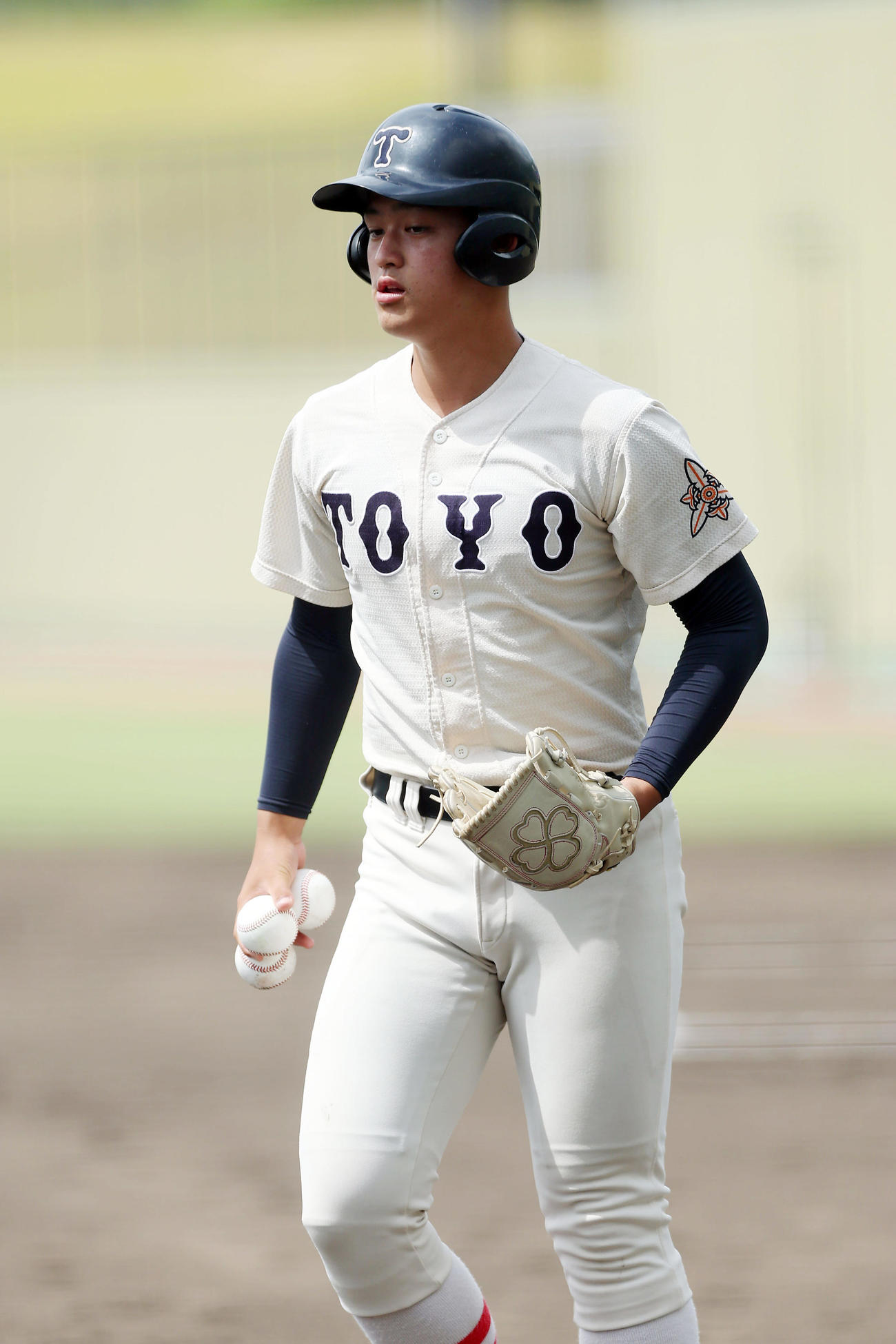 東洋大姫路対高砂　試合前のシートノックでボールを拾う東洋大姫路・阪下（撮影・前田充）