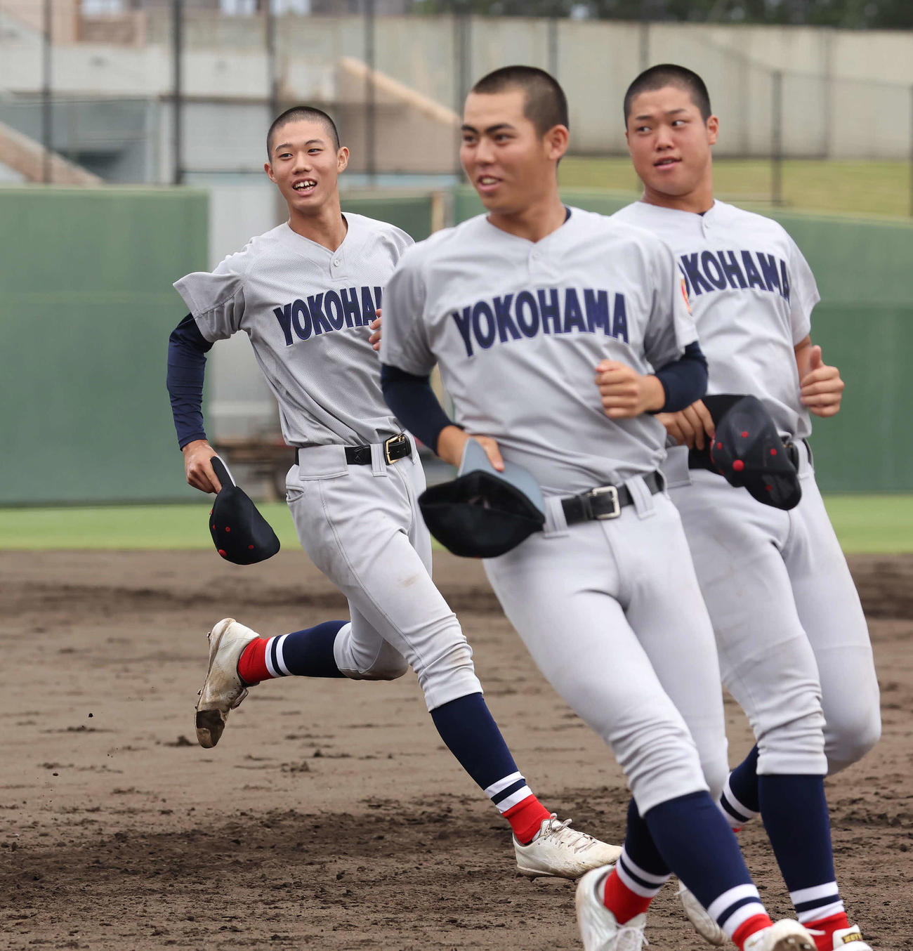 横浜対荏田　初戦に勝利して応援席に向かって駆け出す横浜ナイン。左端はこの試合に先発した1年生の小林（撮影・丹羽敏通）