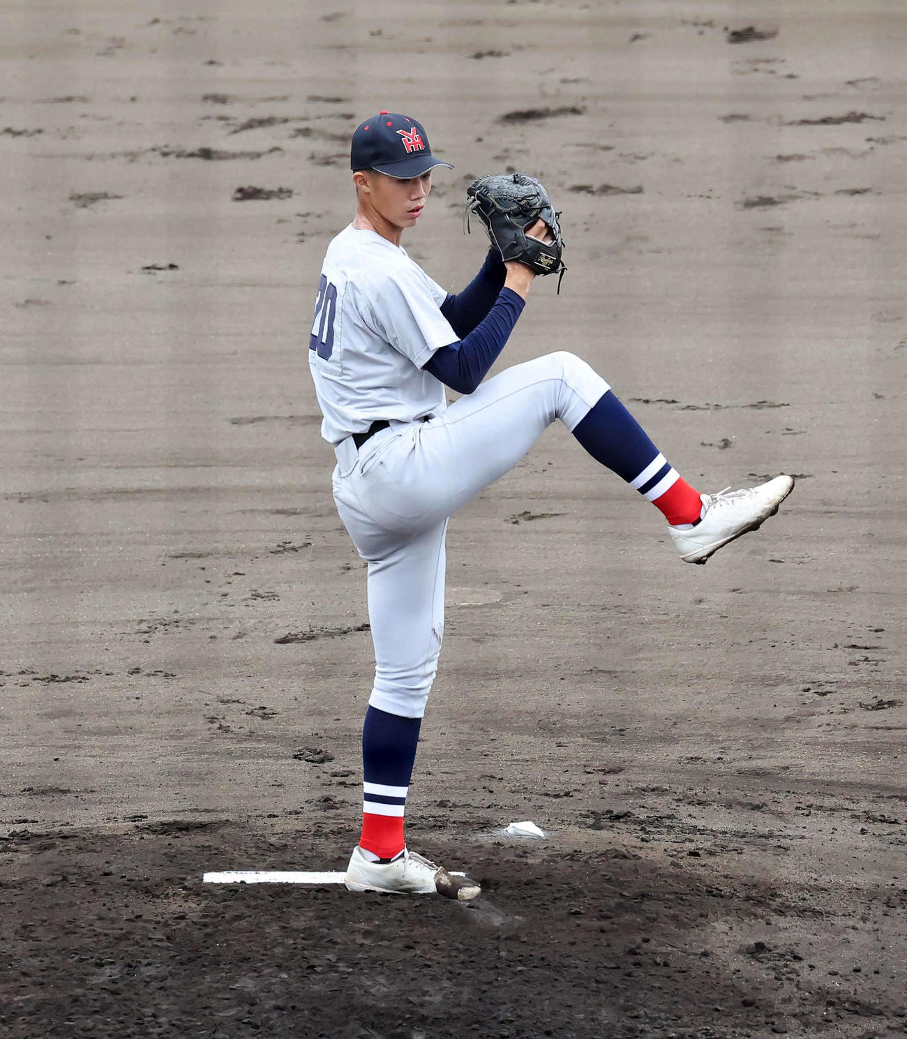 横浜対荏田　力投する横浜先発1年生の小林（撮影・丹羽敏通）
