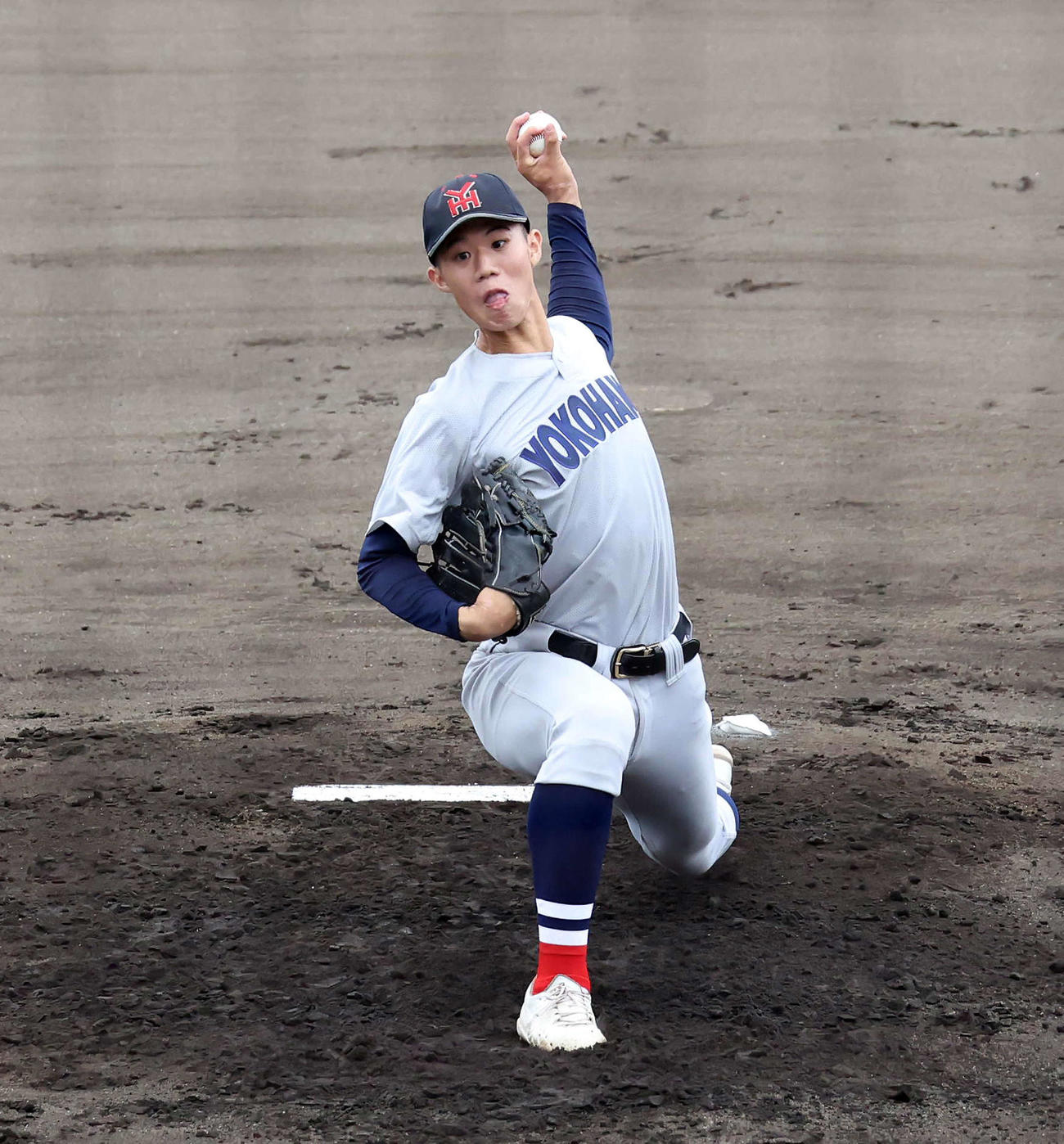 横浜対荏田　力投する横浜先発1年生の小林（撮影・丹羽敏通）