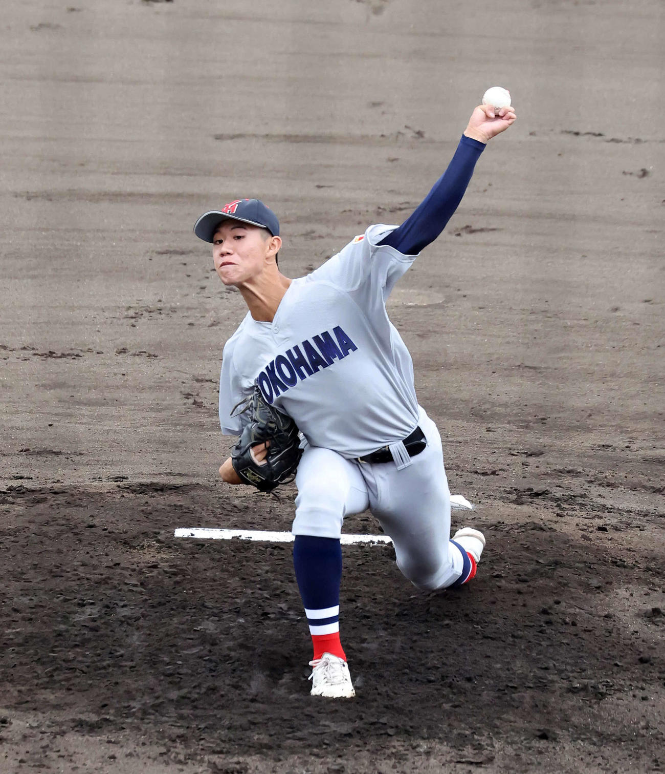 横浜対荏田　力投する横浜先発1年生の小林（撮影・丹羽敏通）